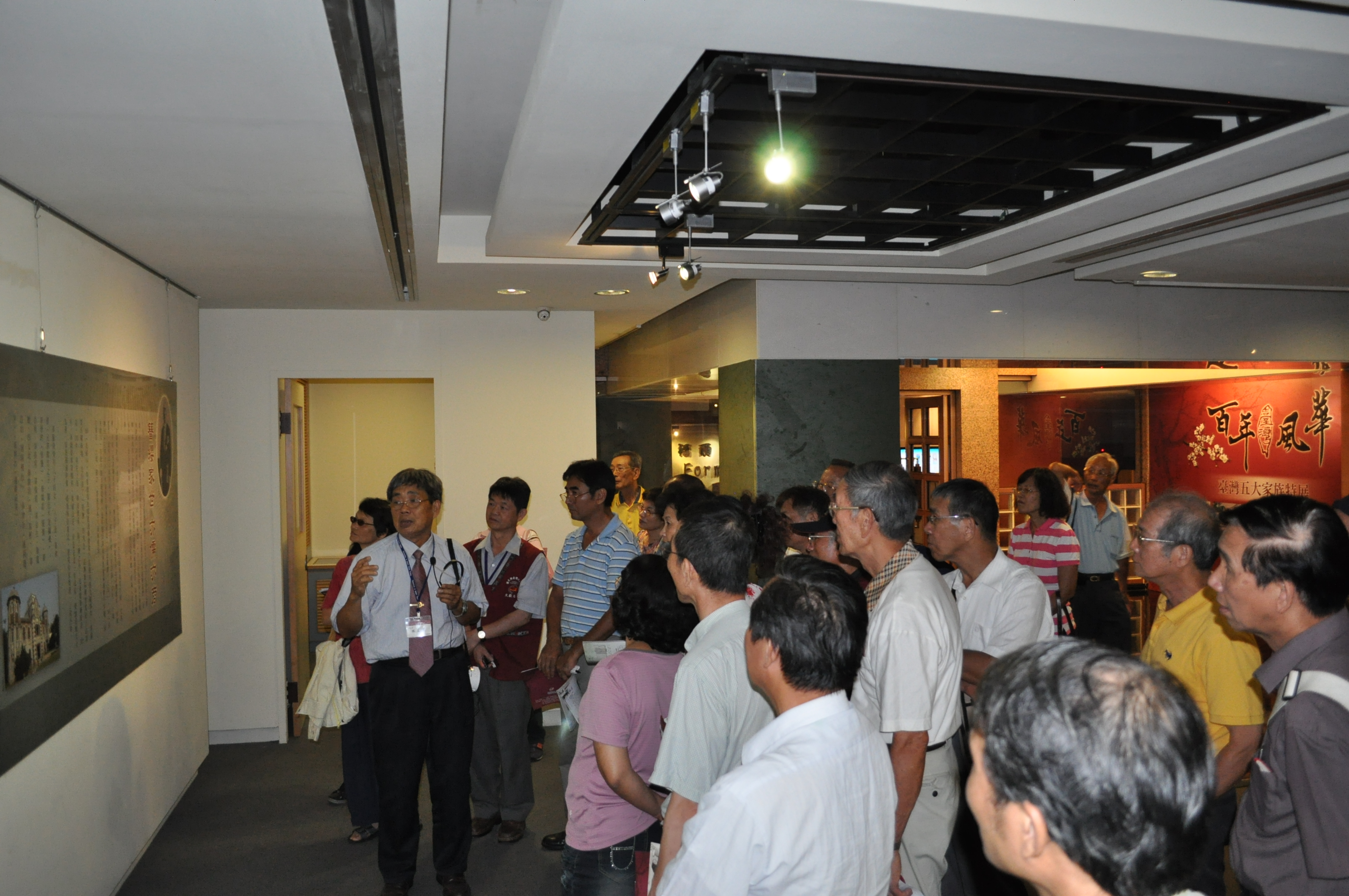 林研究員文龍於展場導覽解說