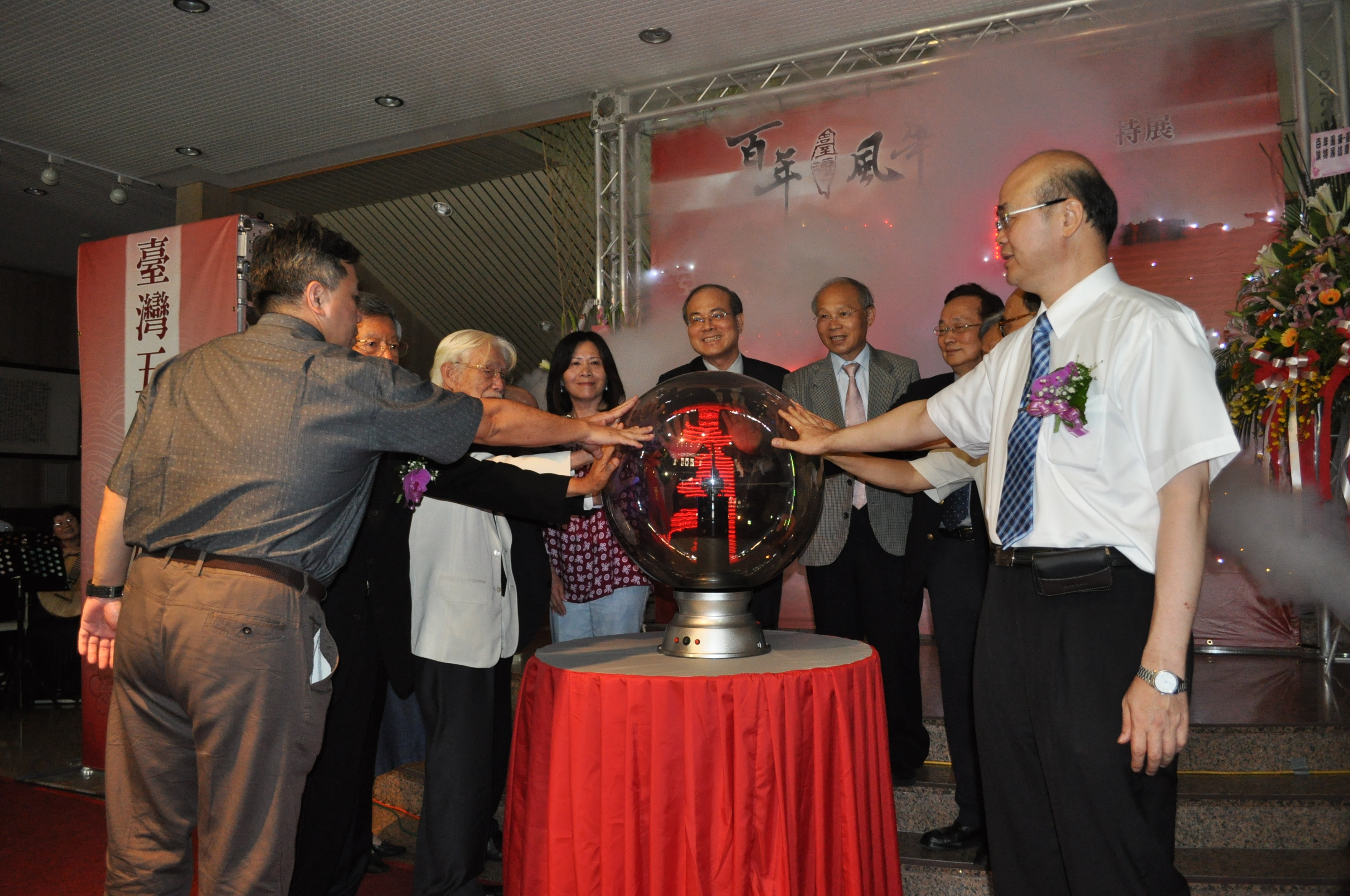 本館林館長金田(中)與5大家族代表及貴賓揭開序幕