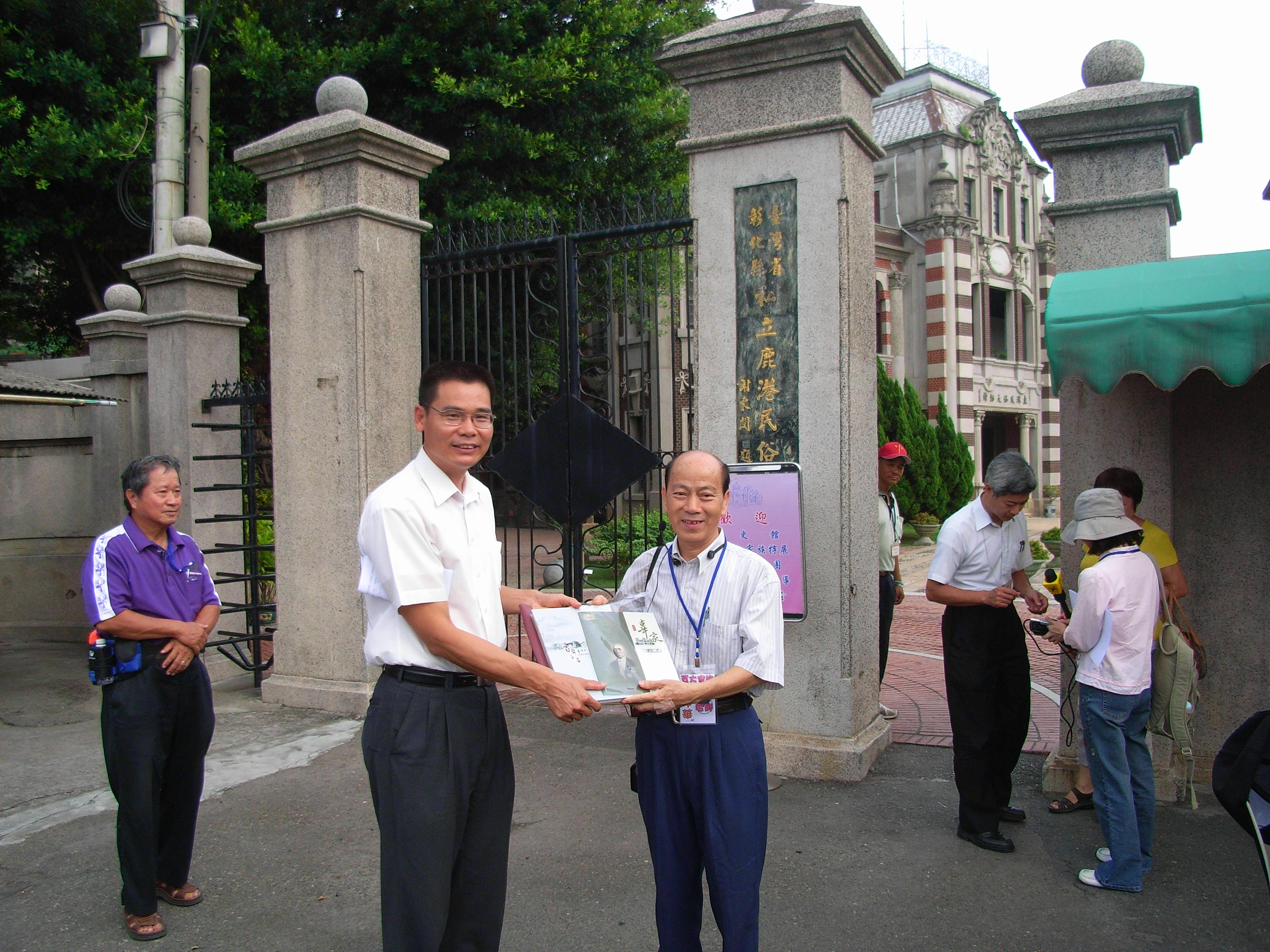 本館劉主任秘書澤民（左）致贈出版品予詹坤華老師（右）