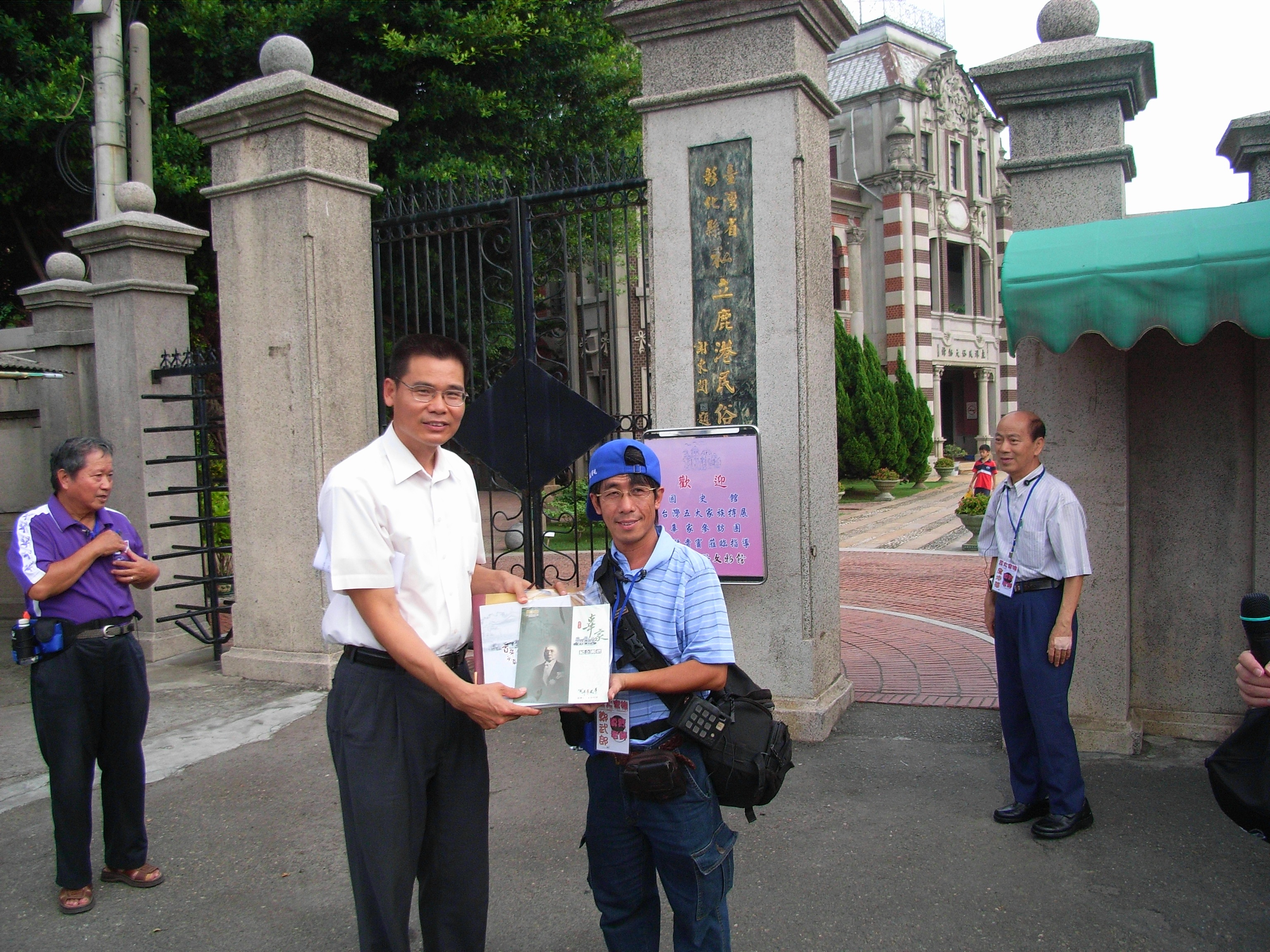 本館劉主任秘書澤民（左）致贈出版品予鄭武郎老師（右）