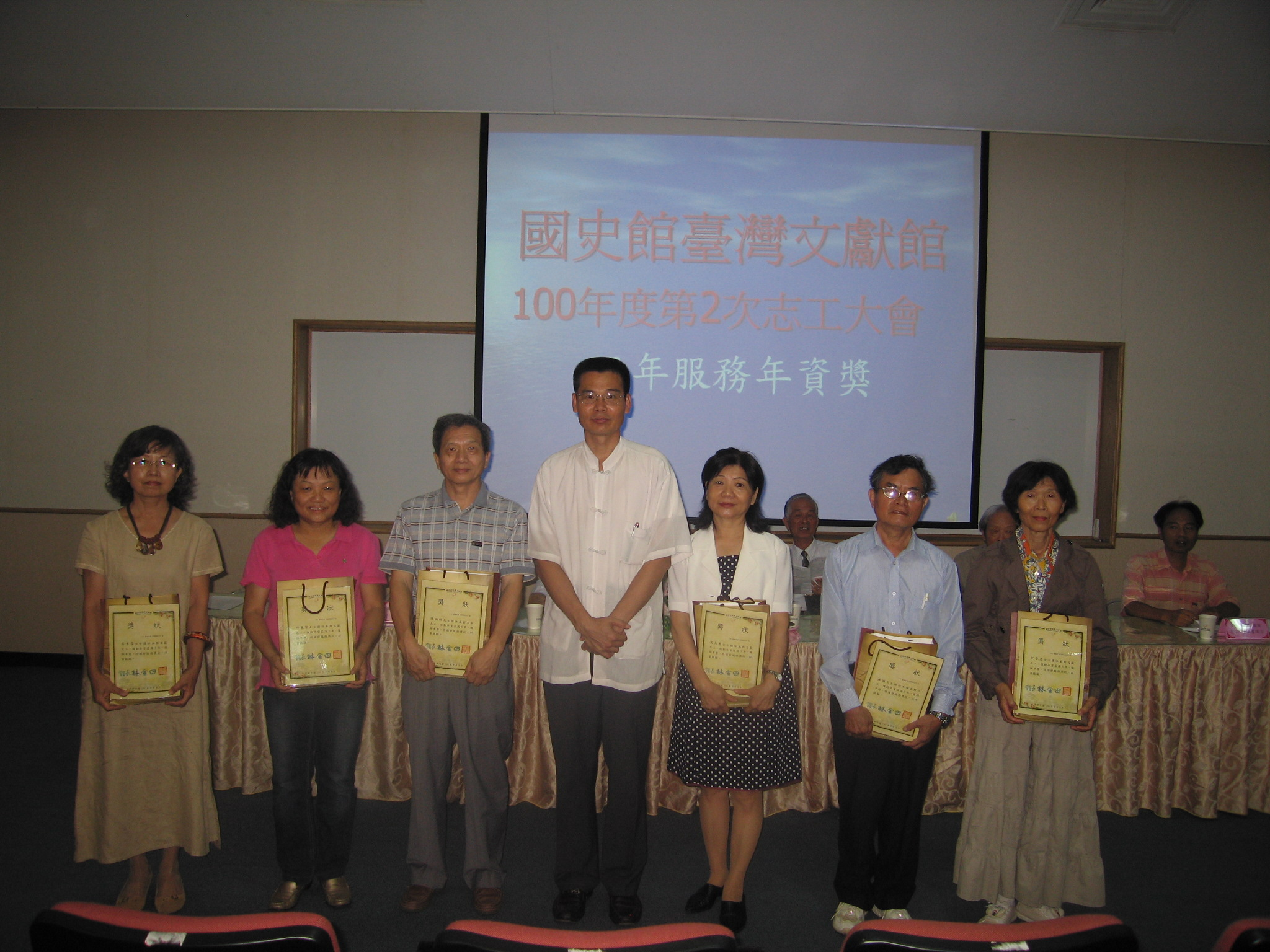 本館劉主任秘書澤民(左4)頒發服務滿五年年資獎予志工們