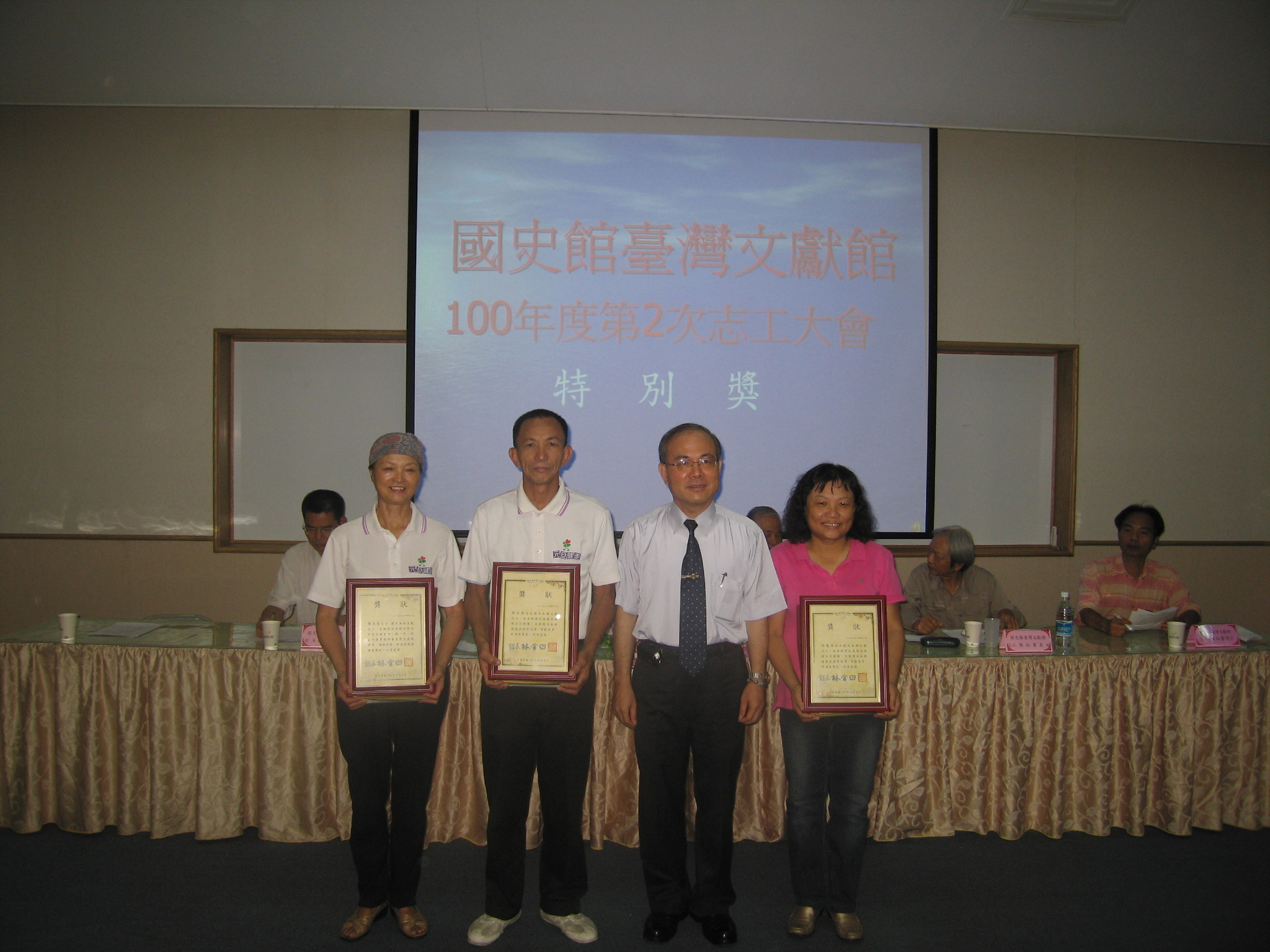本館林館長金田(右2)頒發特別獎予特殊表現志工