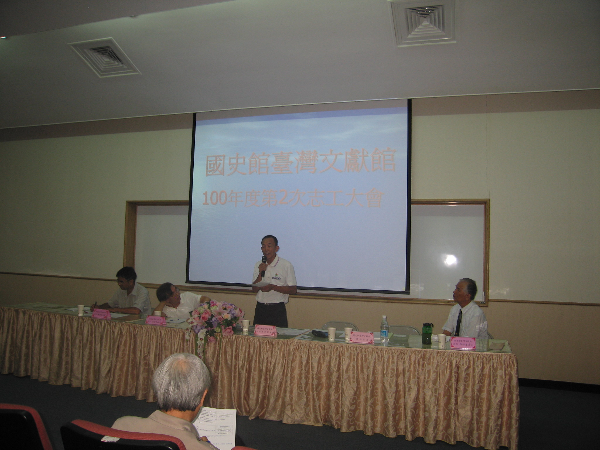 孫正春老師(立者)大會中分享其抗癌及養生健走之道