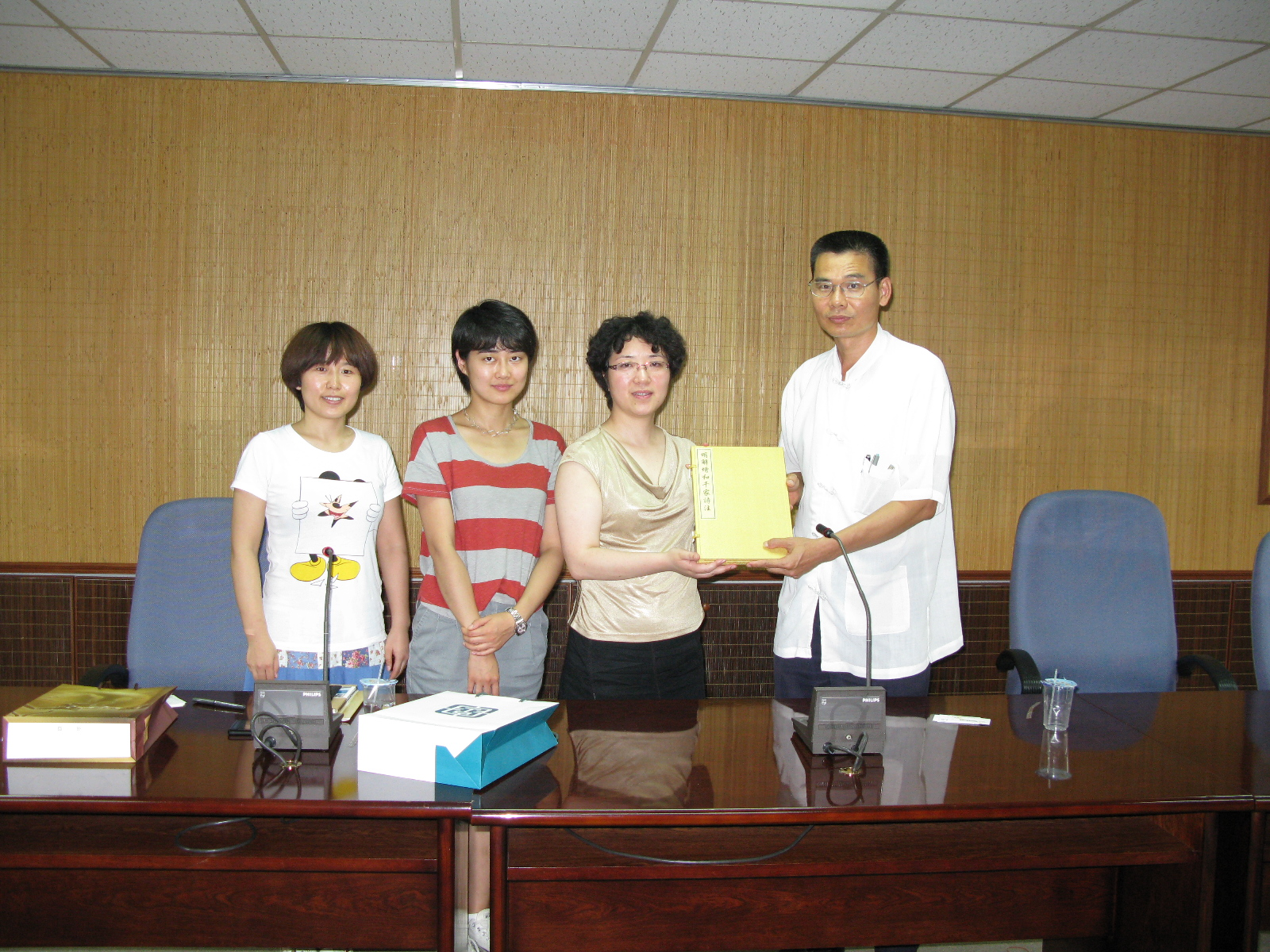 本館劉主任秘澤民(右1)與大陸國家圖書館高處長紅(左3)交換紀念品