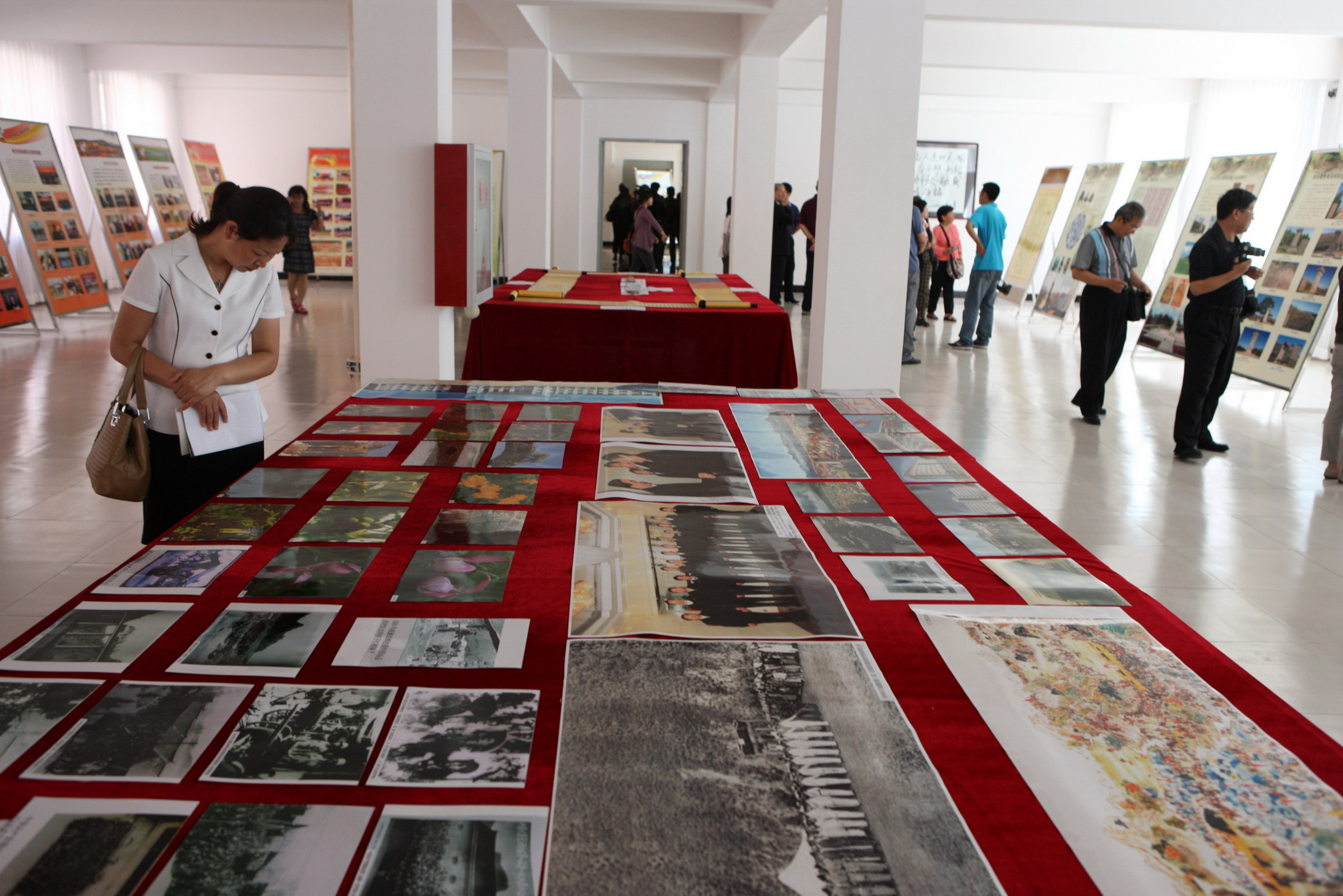 圍場縣檔案館展出一景