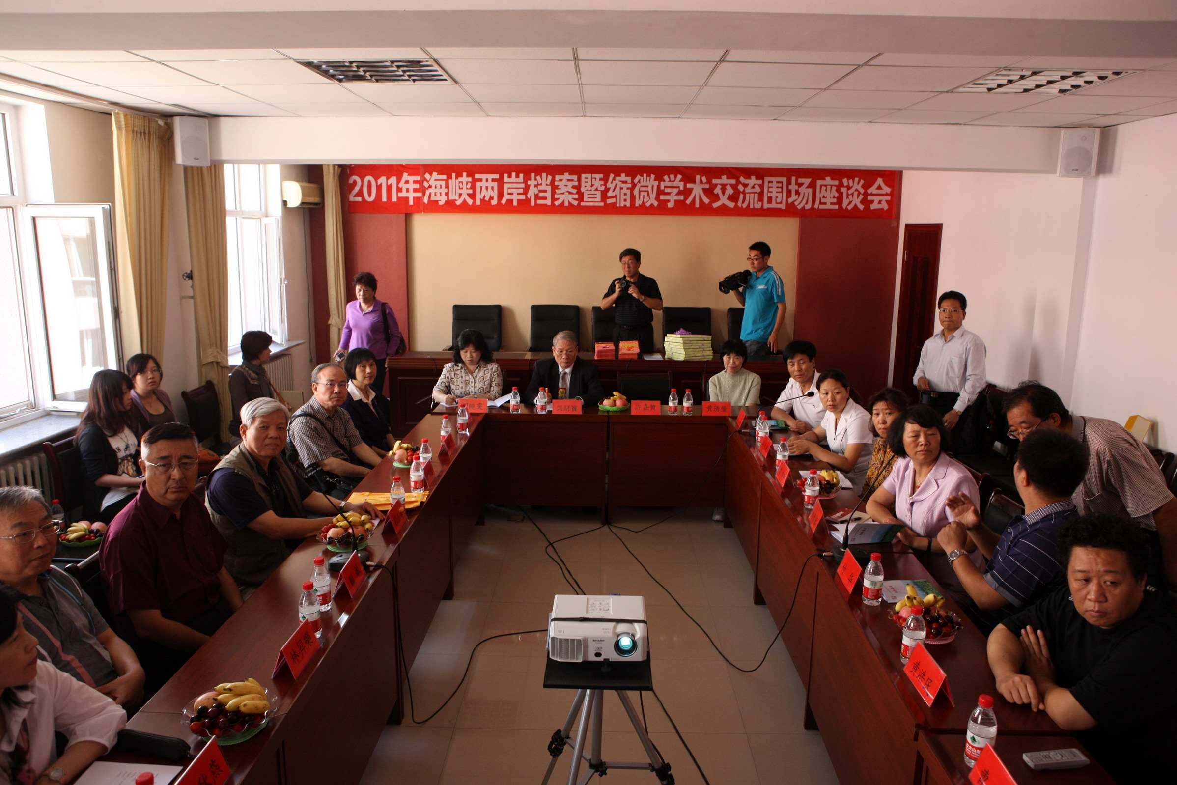 本館林館長金田（左排前二）參與「與圍場縣檔案館人員交流座談」