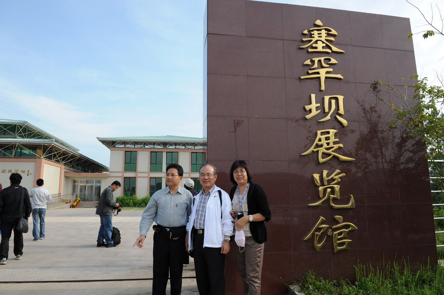 林館長金田（中）參觀塞罕壩展覽館留影