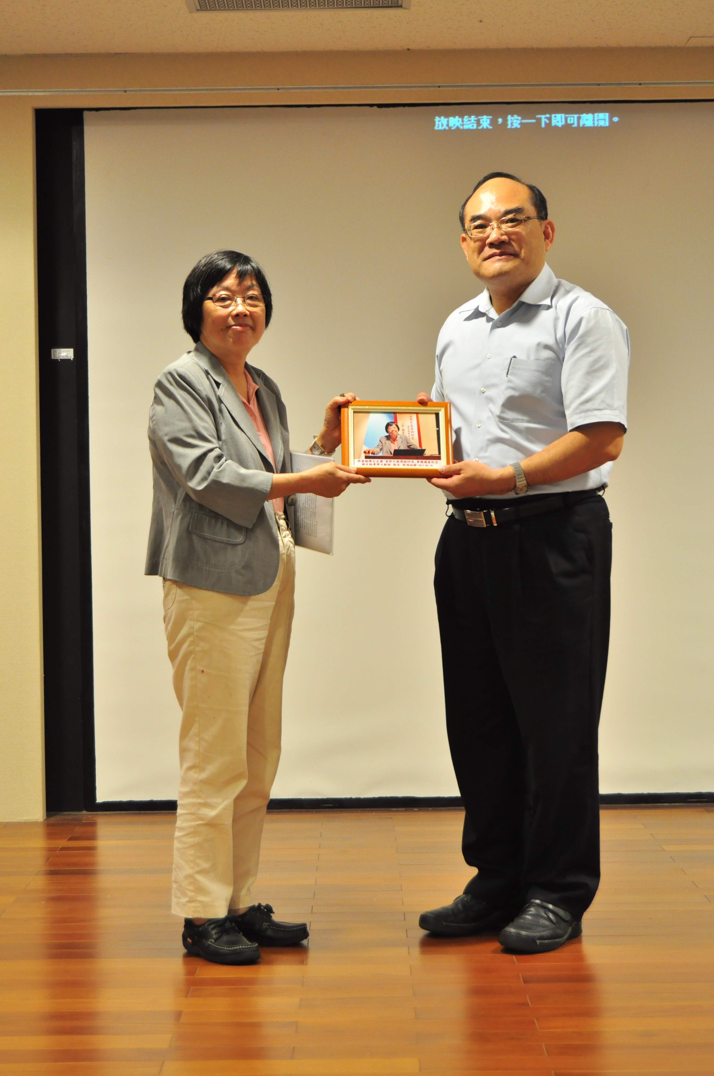 本館張館長鴻銘（右）致送許雪姬研究員（左）紀念品