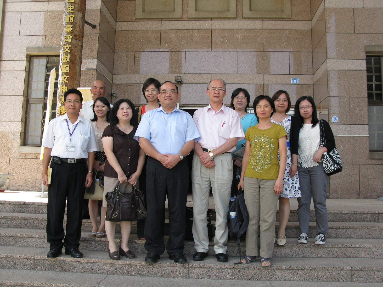 本館張館長鴻銘（1排右3）與參訪團合影