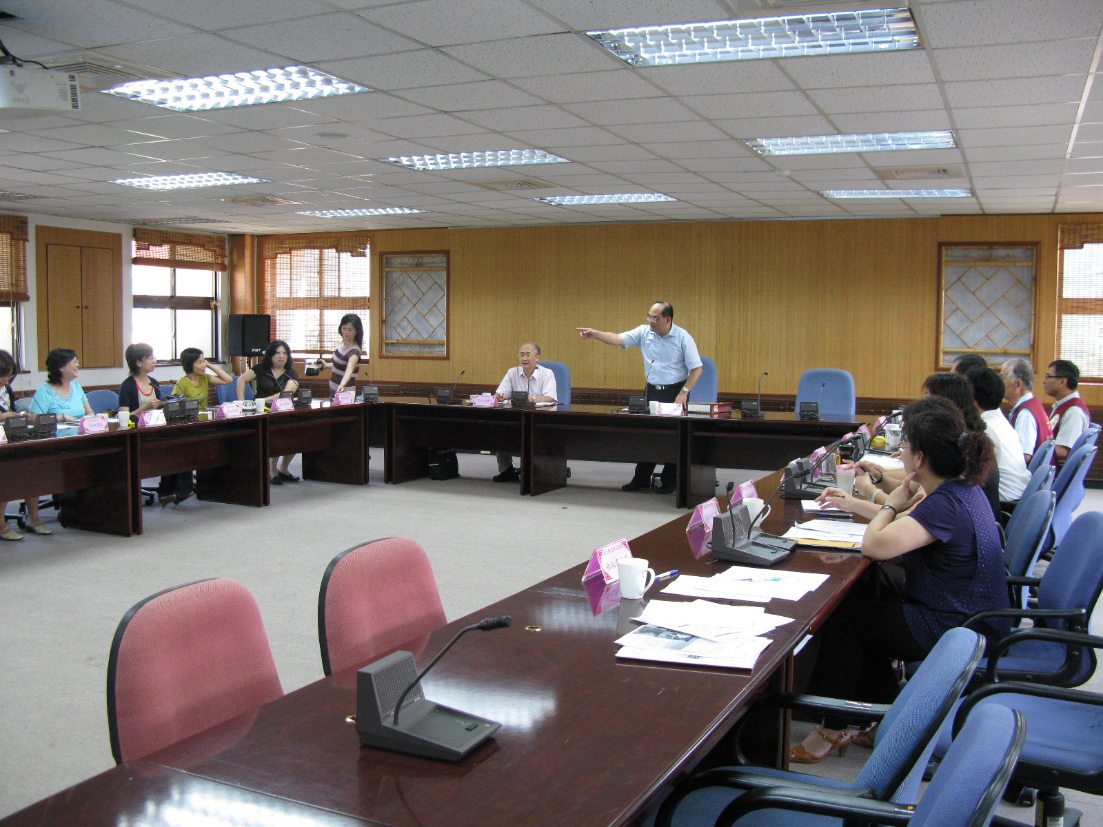 本館張館長鴻銘（中立者）與參訪團就本館志工隊之制度與運作交流座談