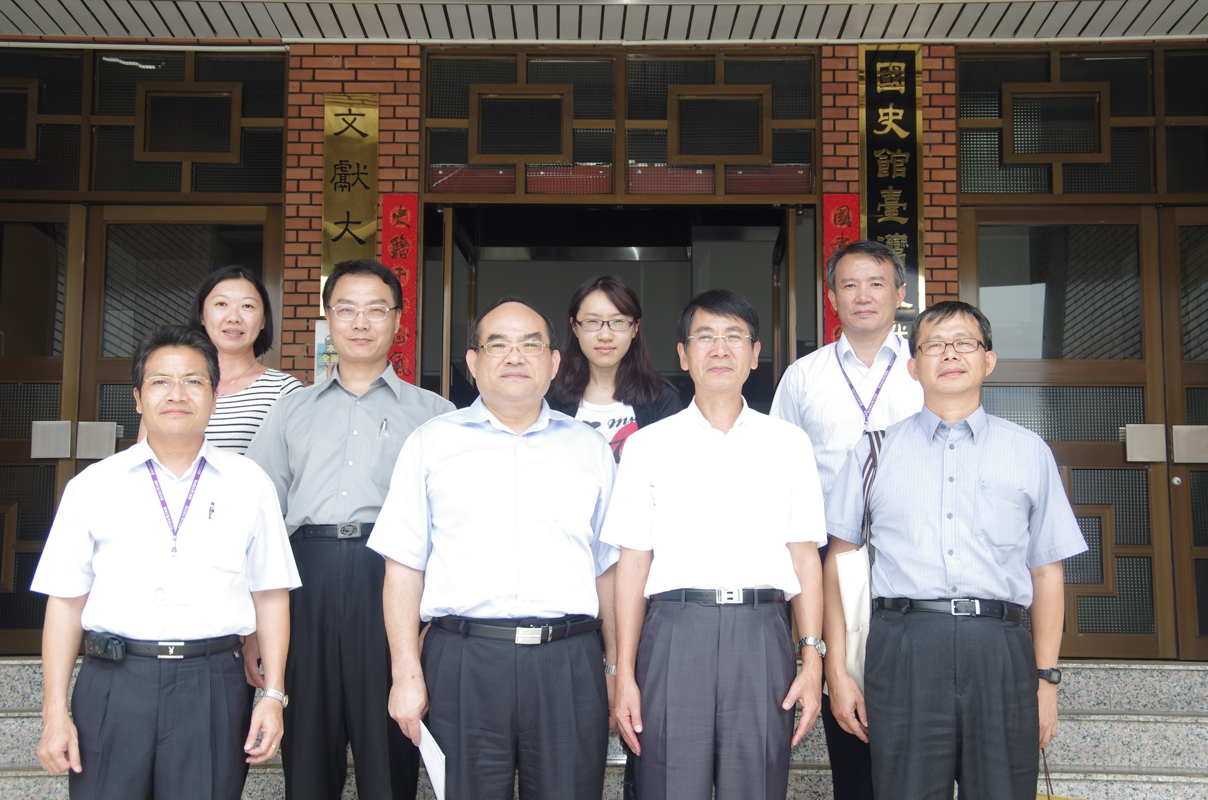 張館長鴻銘（左2）與教育部總務司參訪團合影