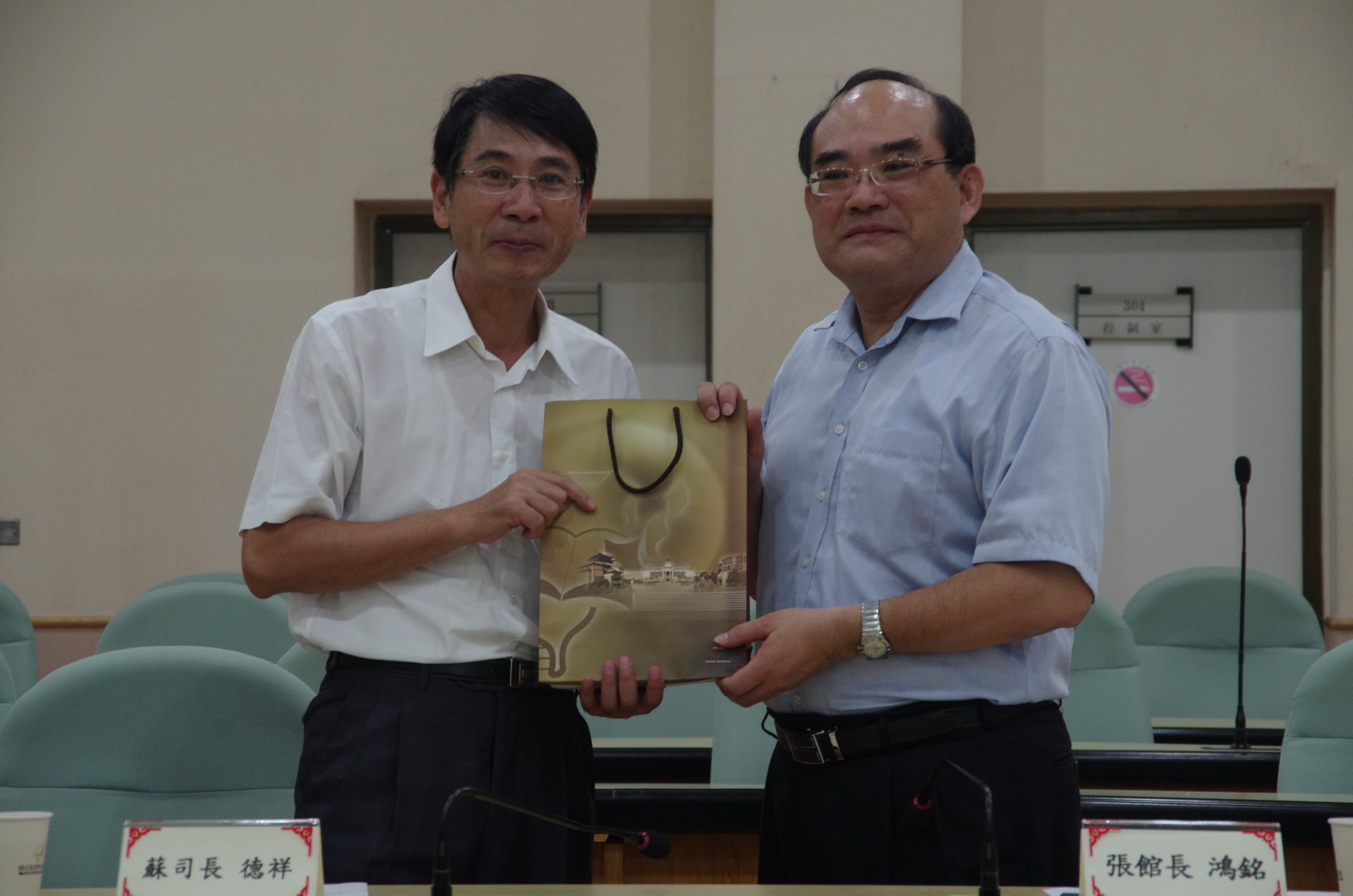 本館與參訪團互贈文宣品