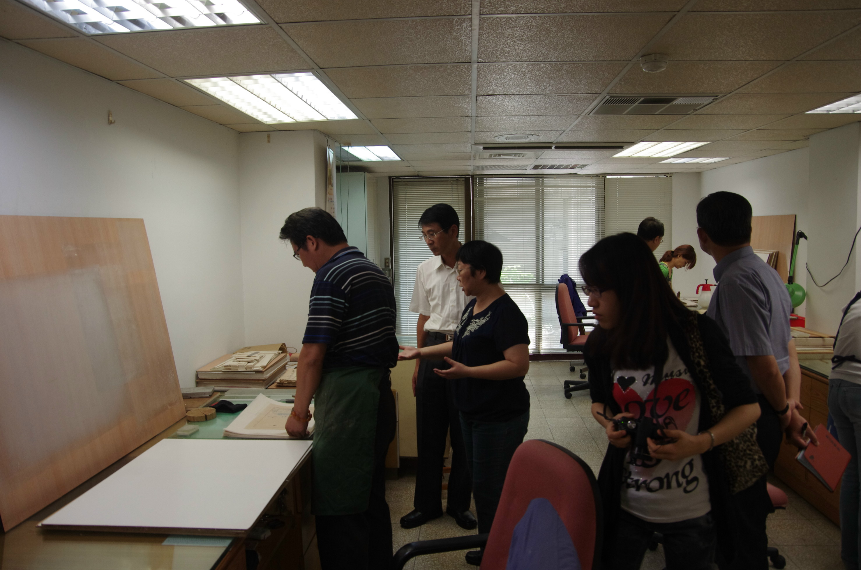 教育部參訪團觀摩本館裱褙情形