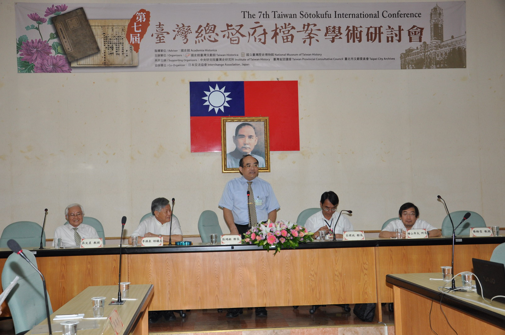 本館館張館長鴻銘（中立者）主持開幕典禮