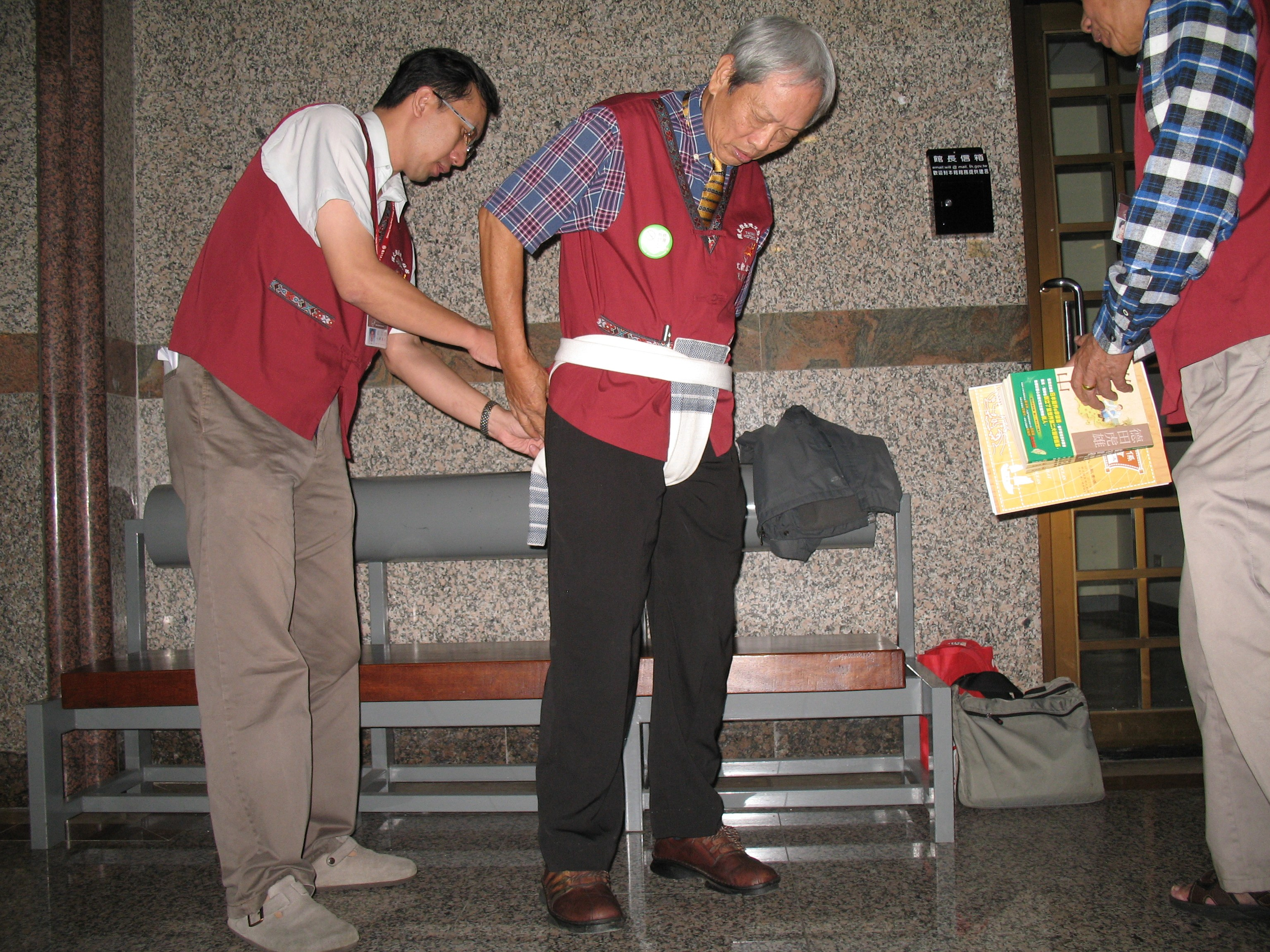 蔡建文與陳義助老師示範達悟族丁字褲穿綁