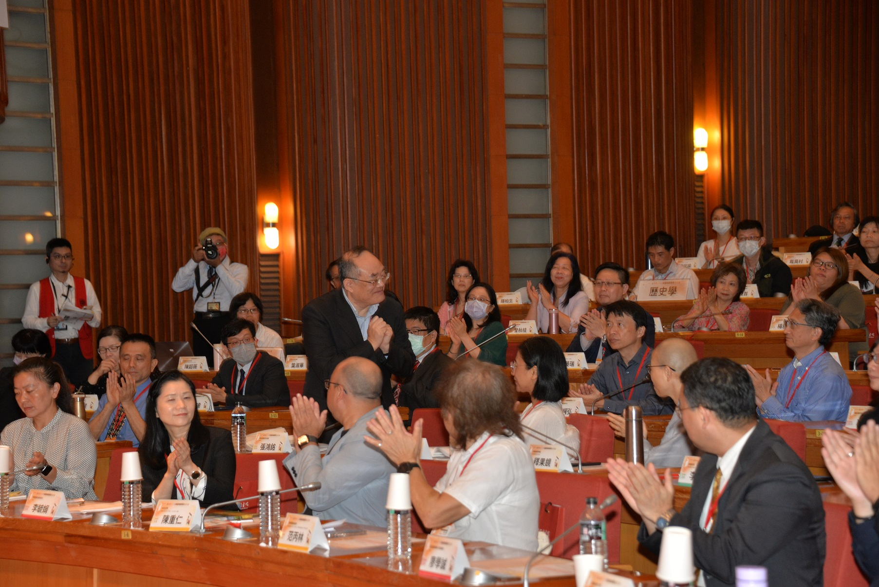 圖2：司儀唱名本館張鴻銘館長向與會貴賓致意。（照片為國家圖書館提供）