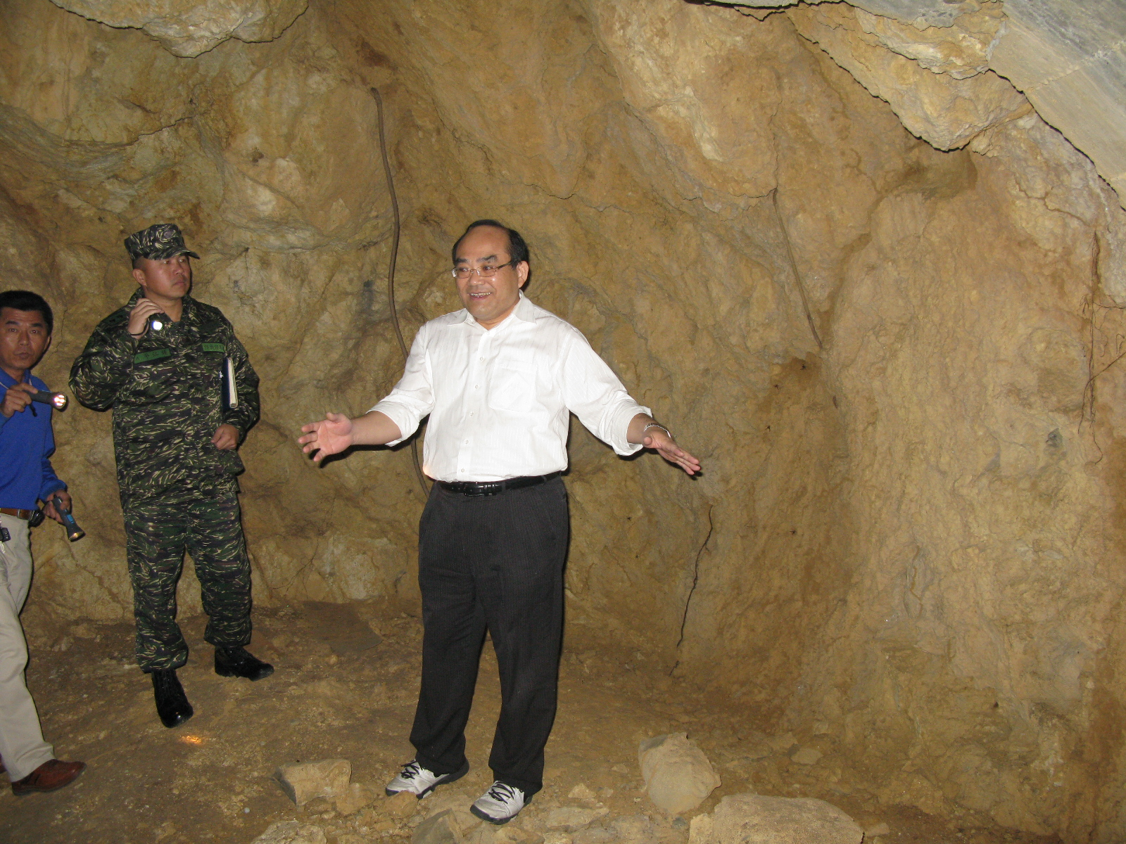 疑為原日軍營舍內部（右1為張館長鴻銘）