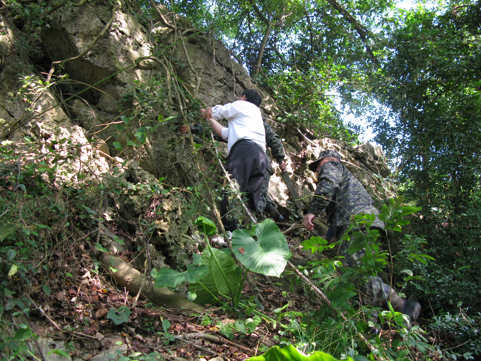 至觀測所需攀爬上下(著白色上衣者為張館長鴻銘)