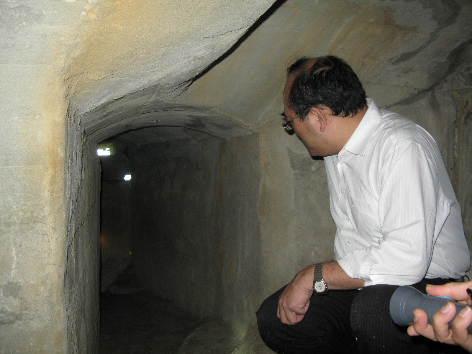 張館長鴻銘勘查日軍觀測所內部情形