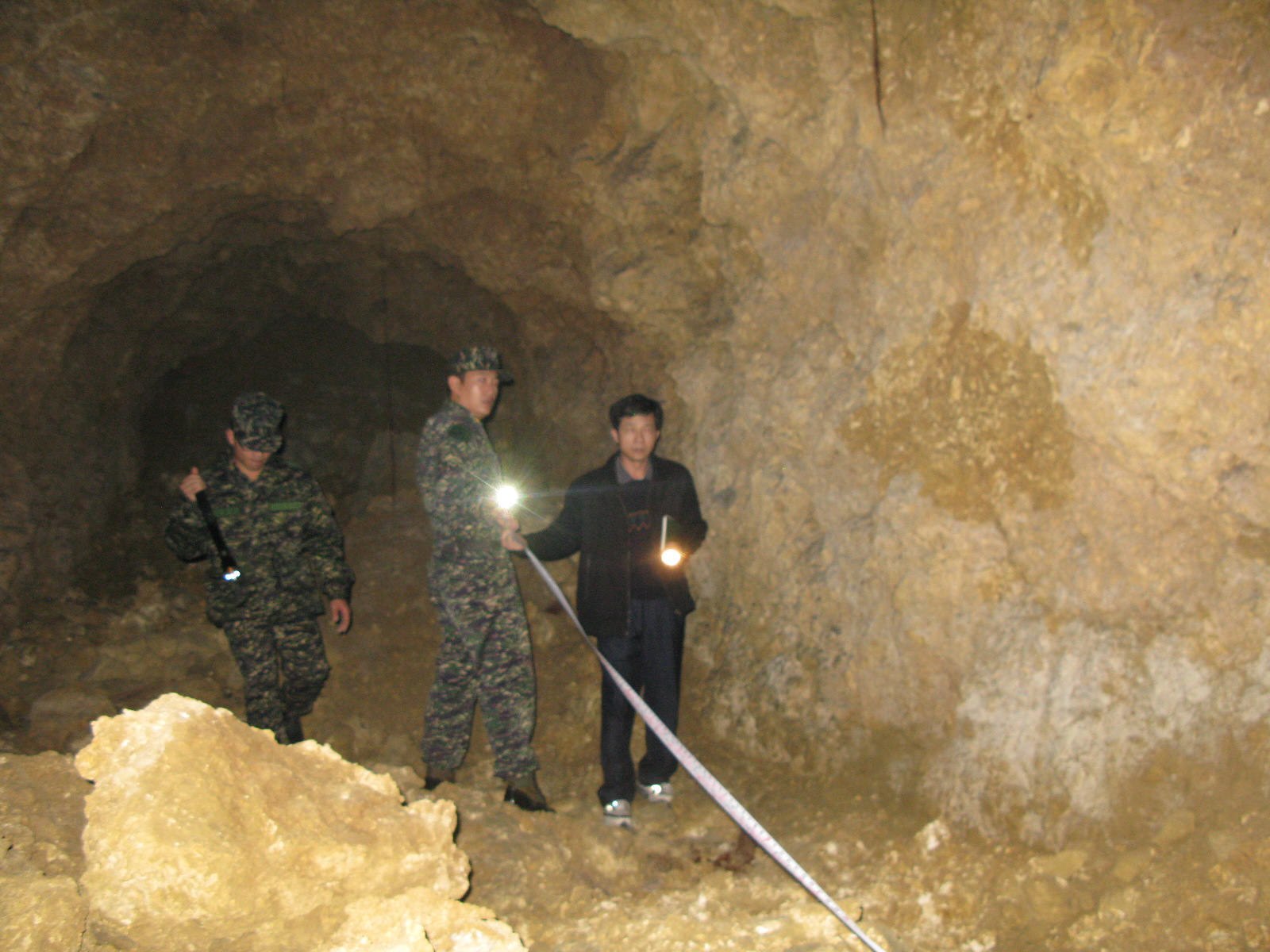 第1個格納壕內部及丈量情形（右1為石編纂瑞彬）