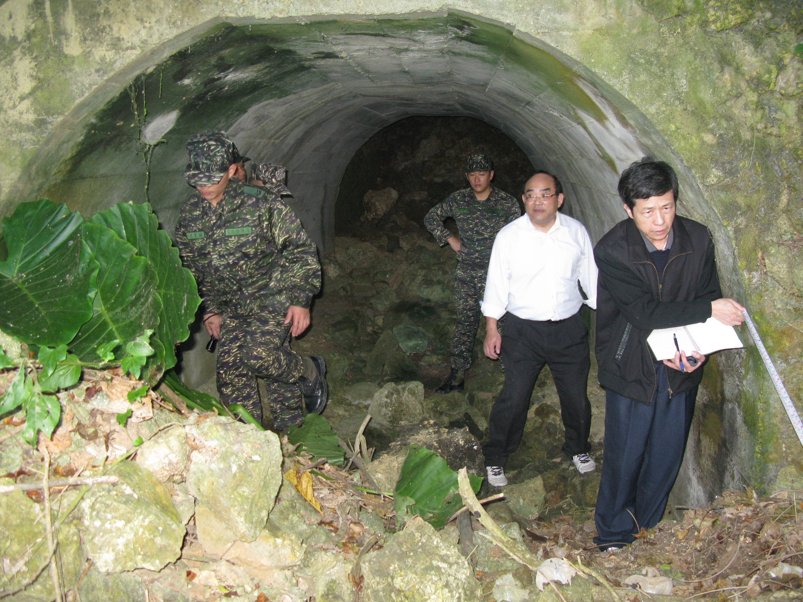 勘查及丈量第2個格納壕洞情形