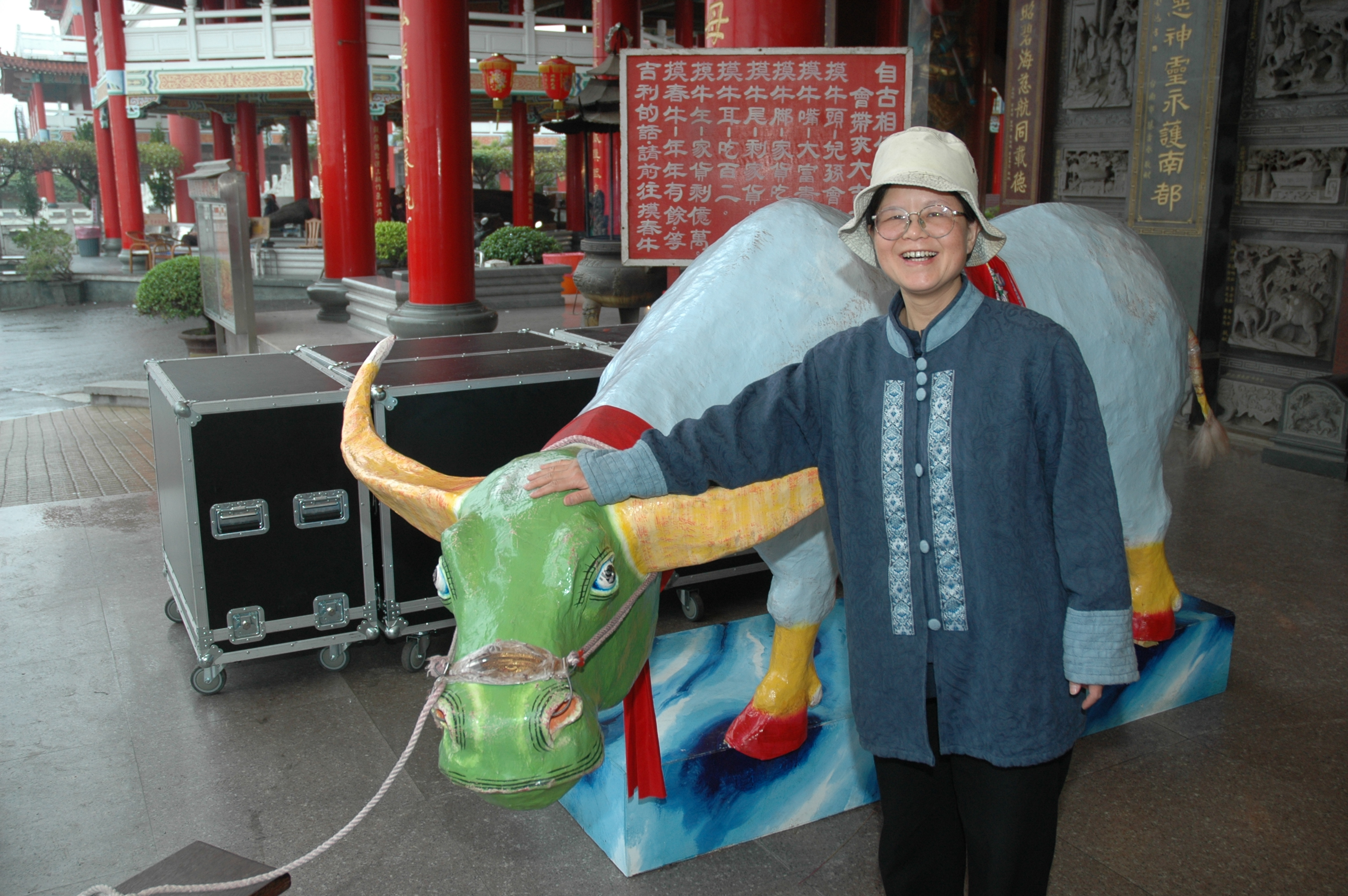 摸春牛／圖片取自謝宗榮著《臺灣傳統宗教藝術》、《臺灣傳統宗教文化》