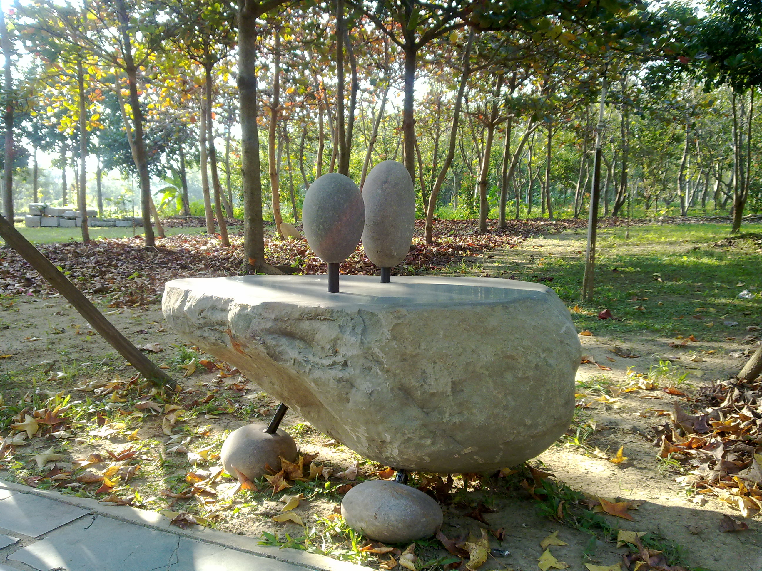 本館園區新設石椅