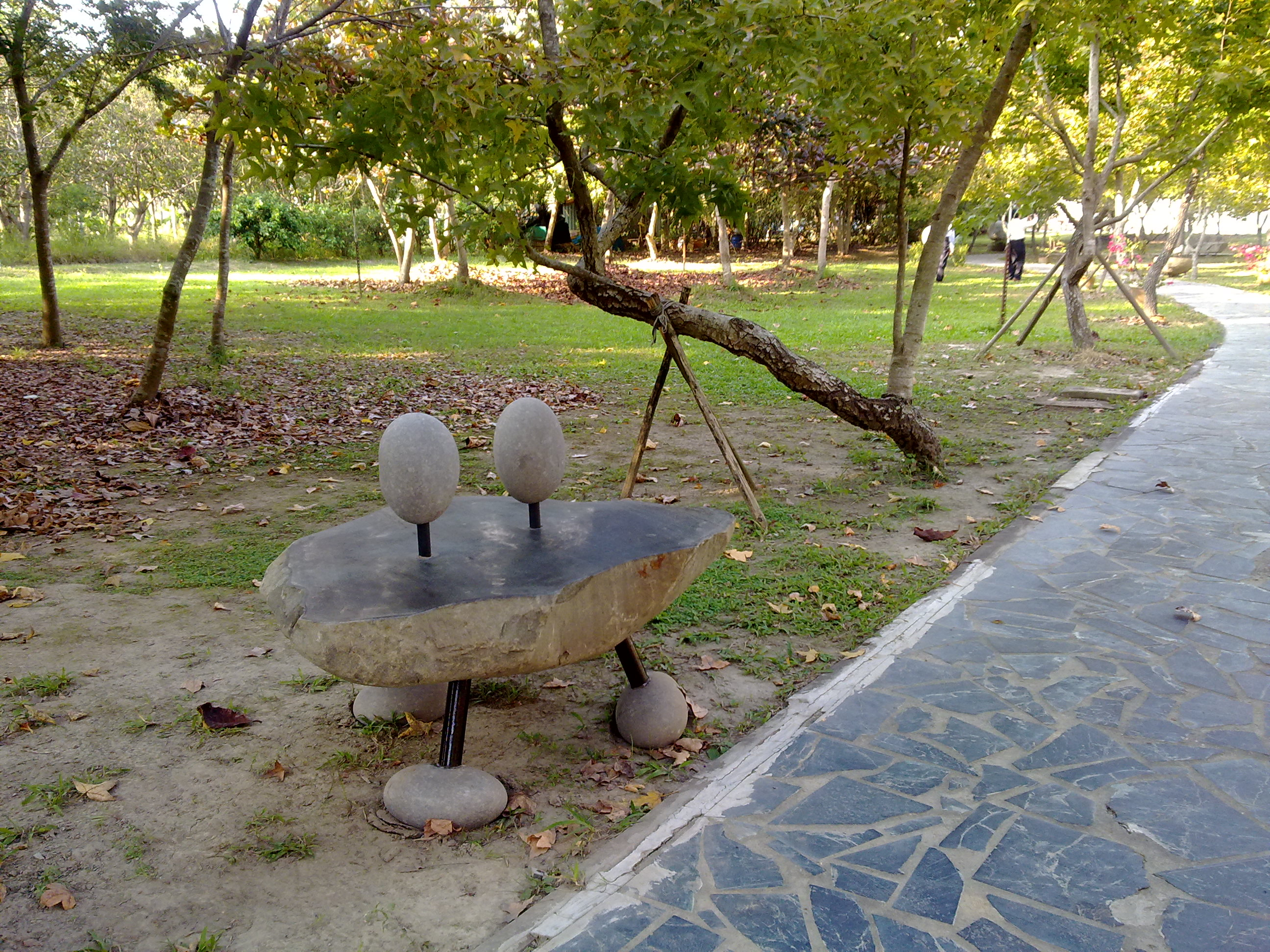 本館園區新設石椅