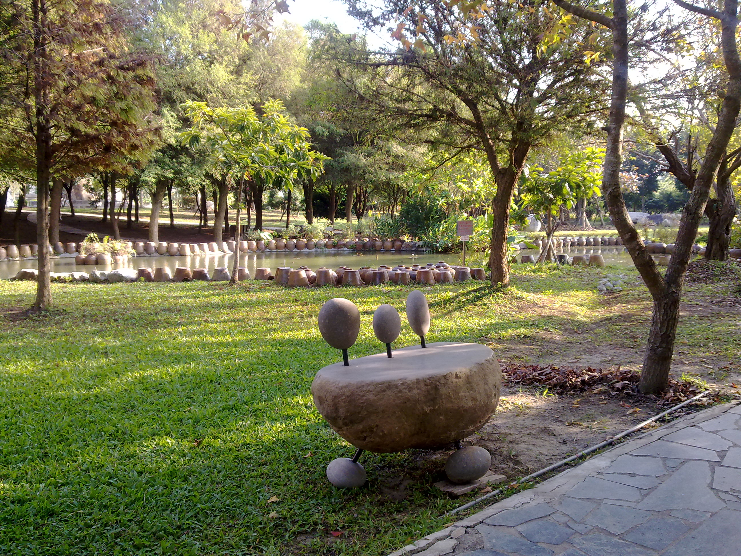 本館園區新設石椅