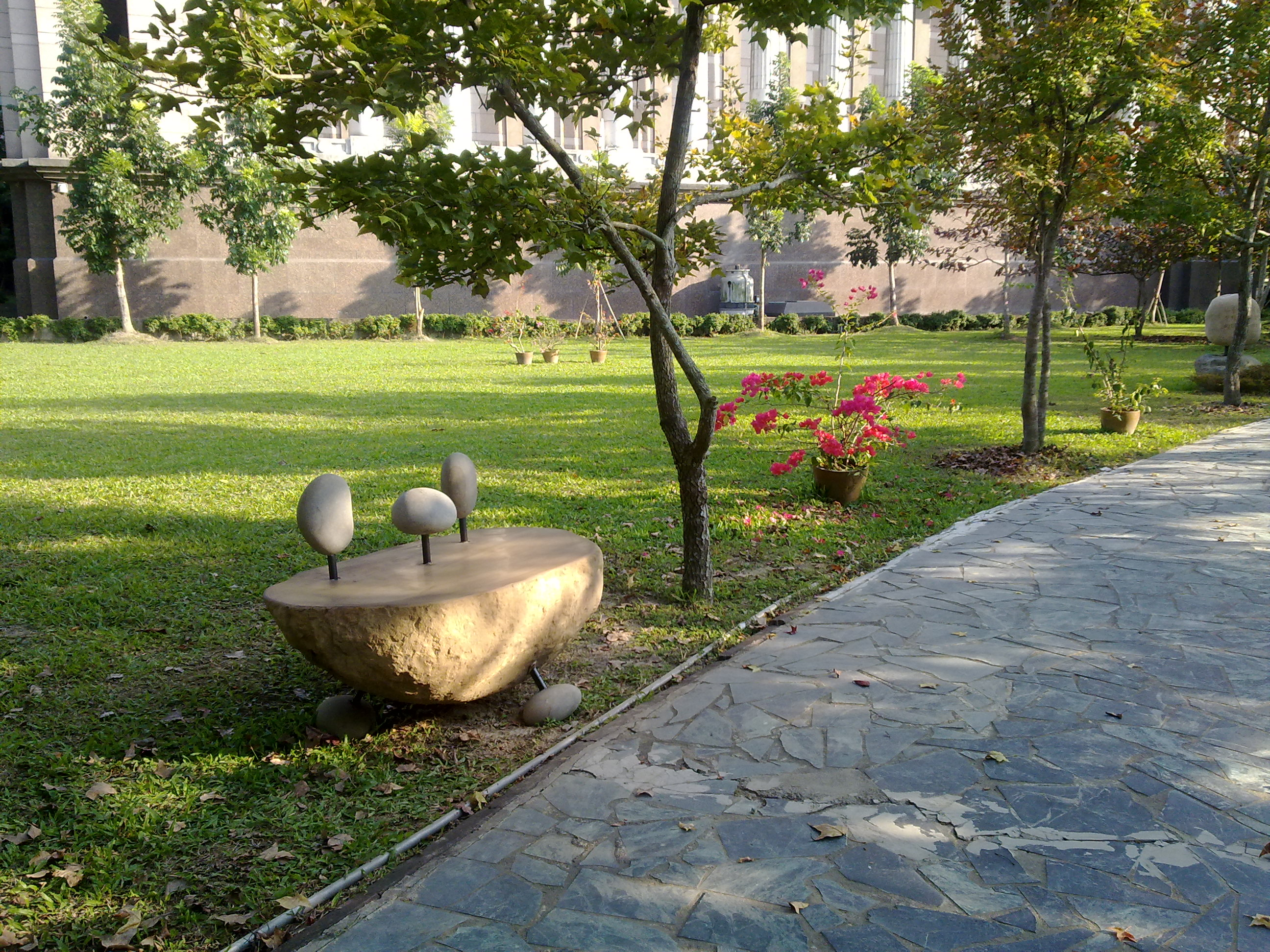 本館園區新設石椅