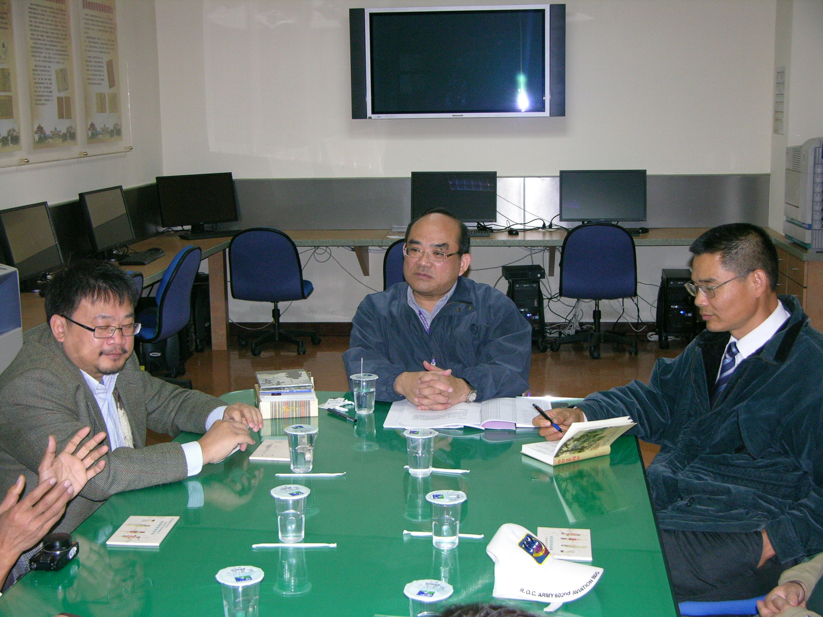 本館張館長鴻銘(中)與靜宜大學林益仁主任(左)等人座談