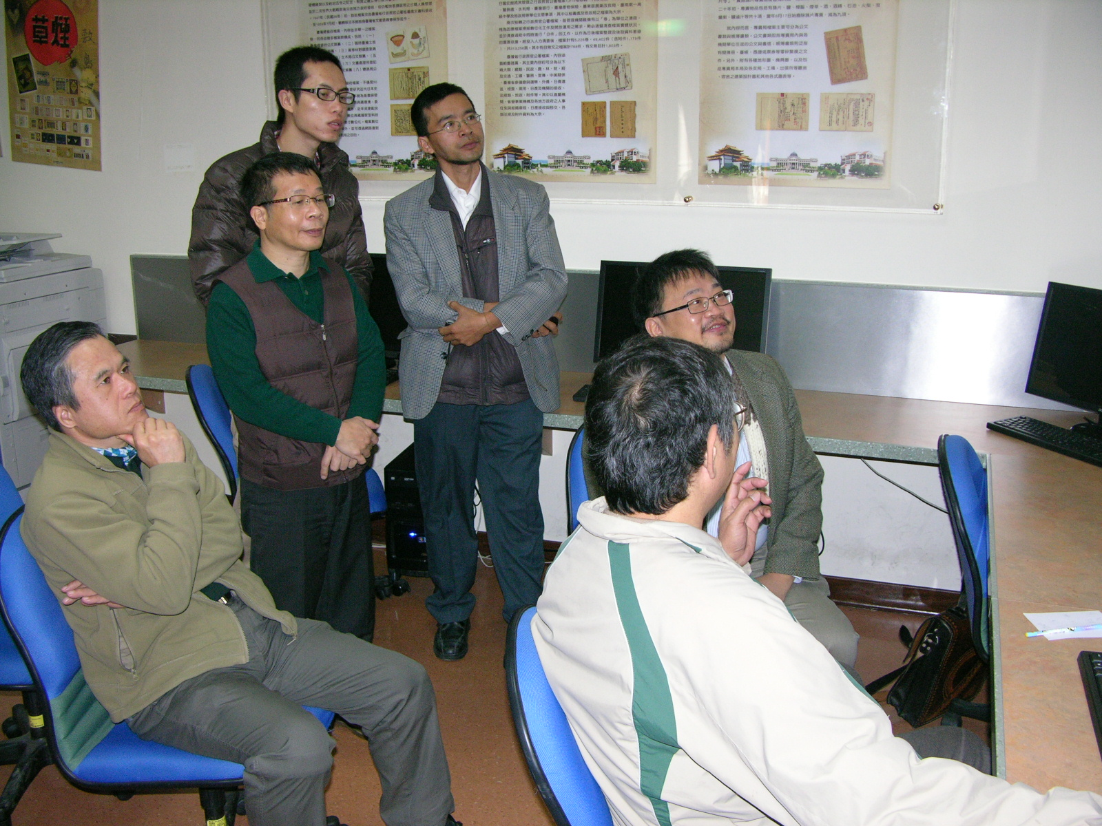 本館陳研究員文添(右1)介紹臺灣總督府檔案數位典藏查詢系統