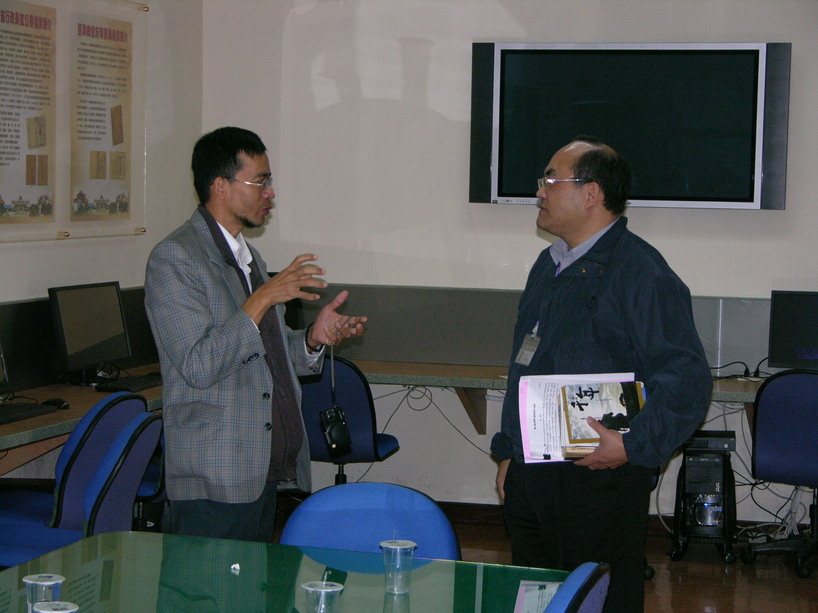 本館張館長鴻銘(右)與靜宜大學蘇全正老師交換意見