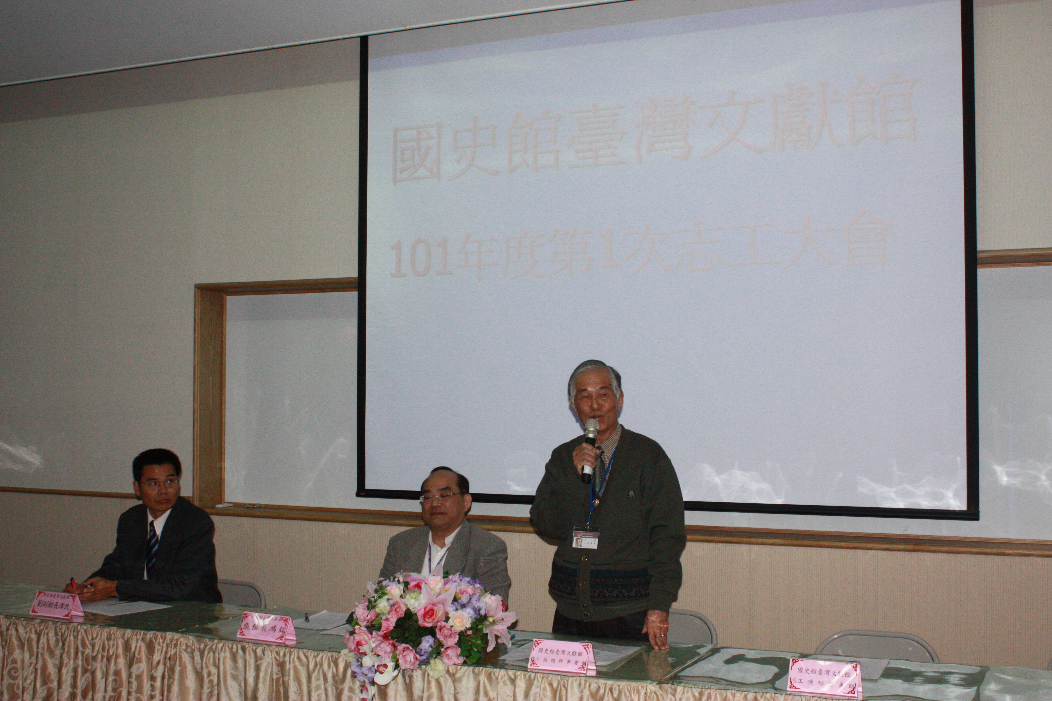 本館志工隊張總幹事慶龍(立者)致詞