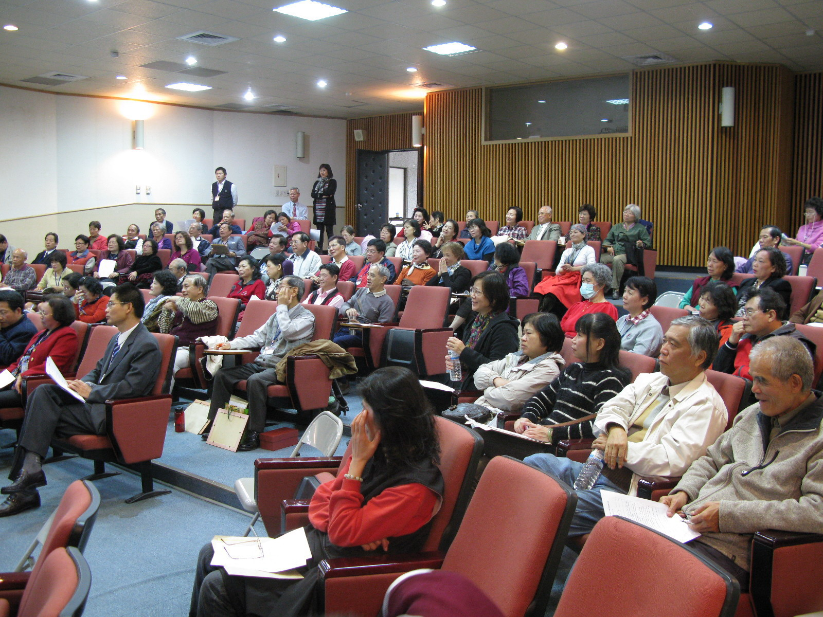 參加志工大會志工們聚精會神聆聽幹部報告