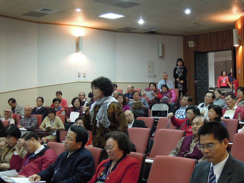 志工黃麗華女士(立者)對館務提出建言