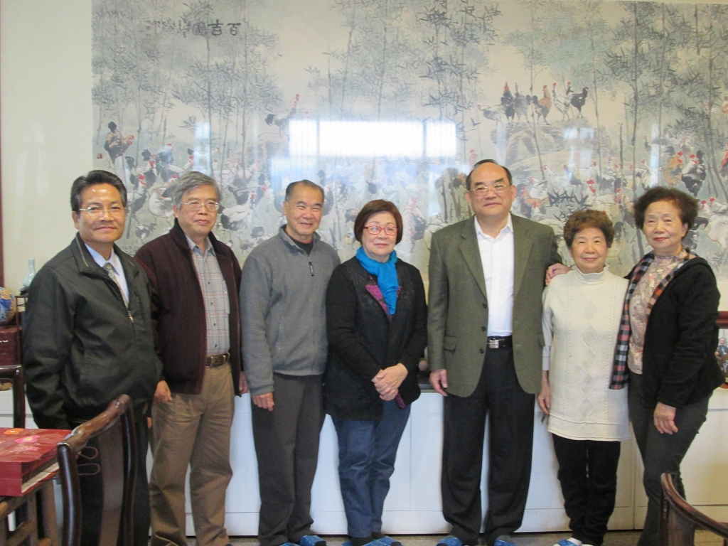 圖3：與其他來訪貴賓合影留念(李轂摩大師左3、張鴻銘館長右3)