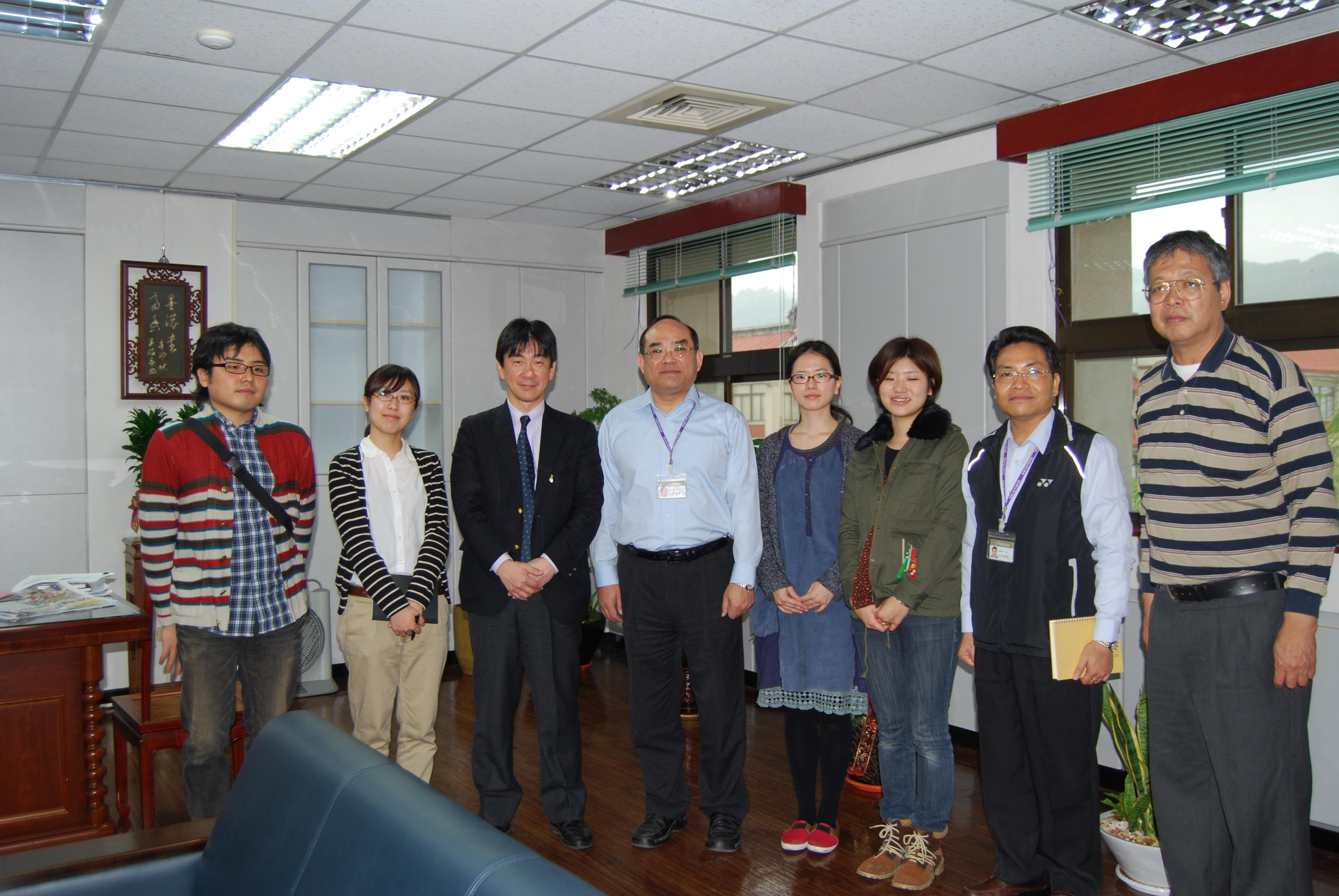 張館長鴻銘(中)與松金公正教授(左3)合影