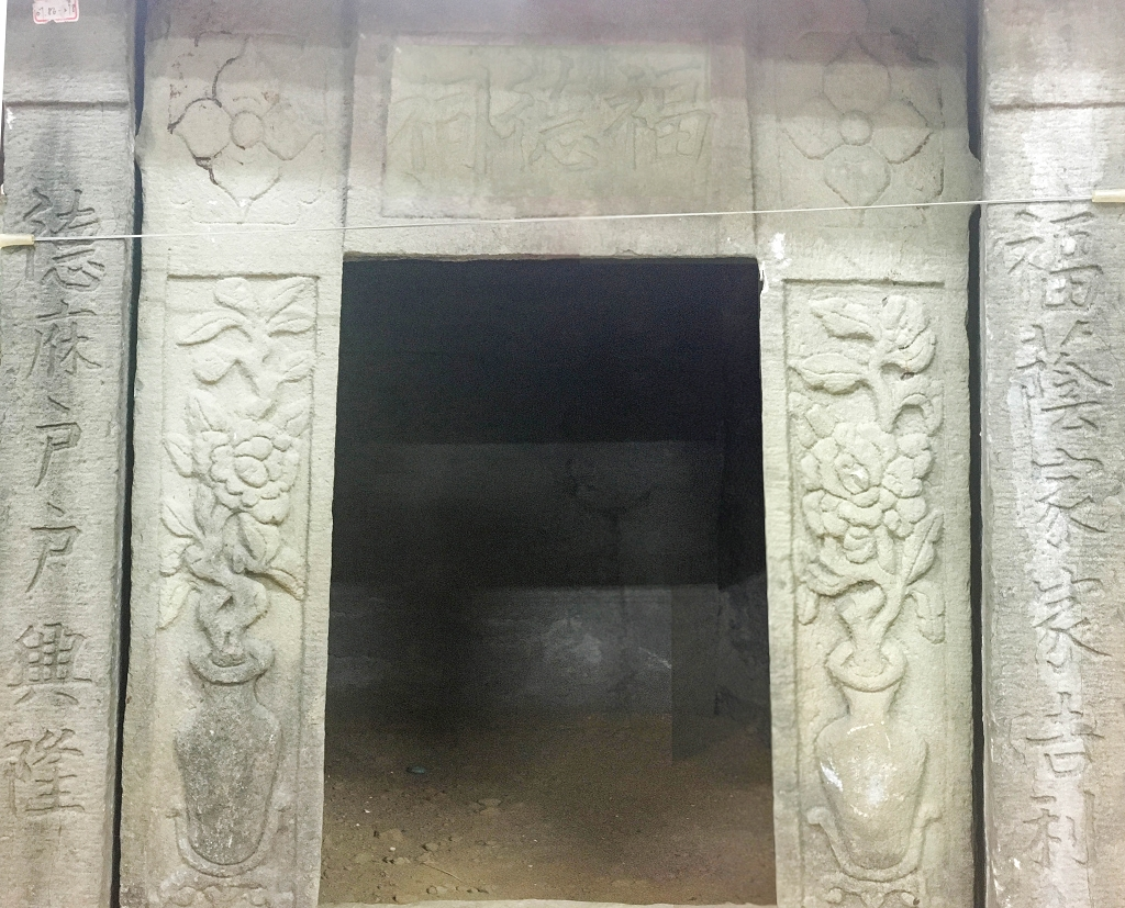 圖3：廟門左右最外層石面所刻之對聯與花瓶