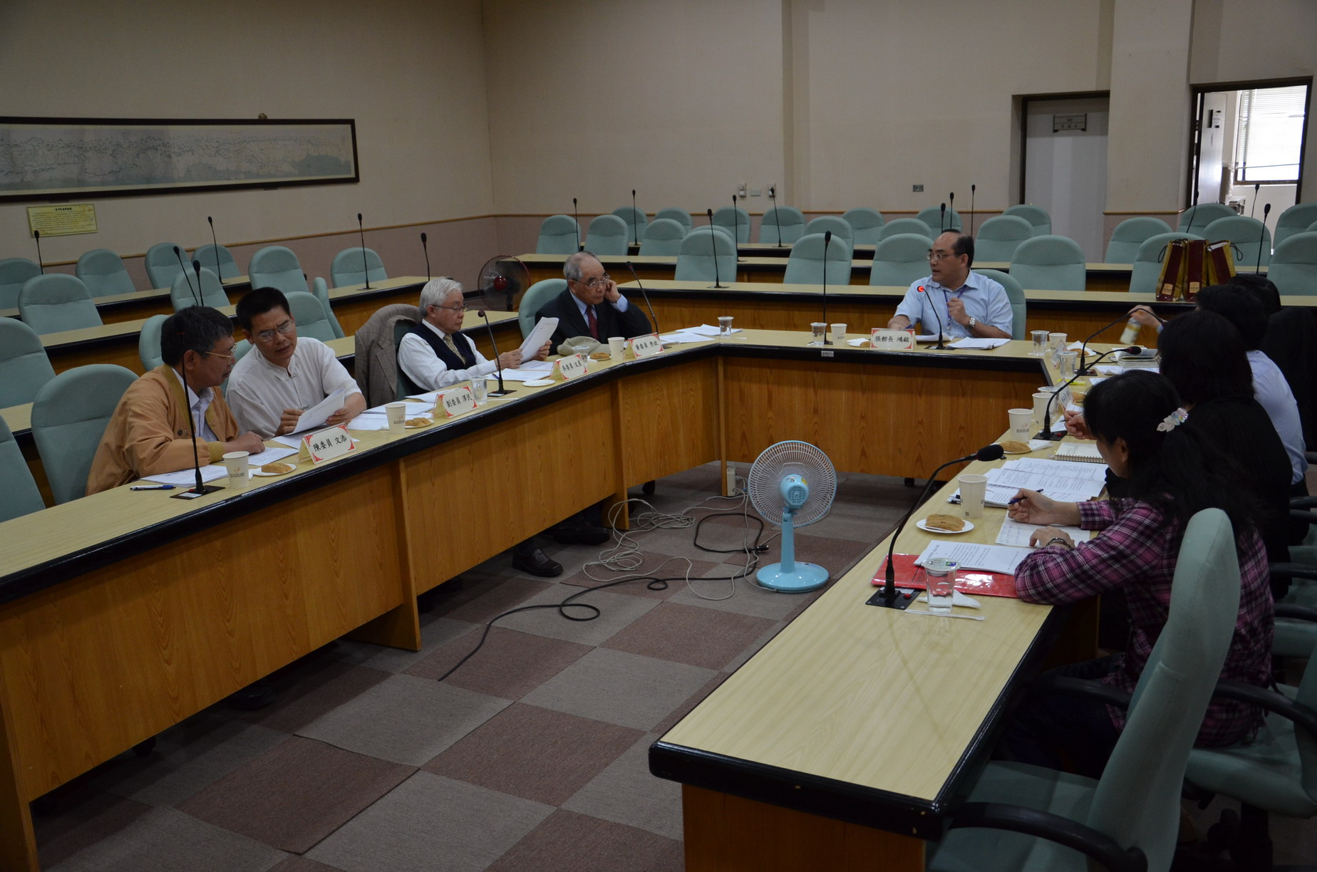 本館張館長鴻銘主持徵稿審查