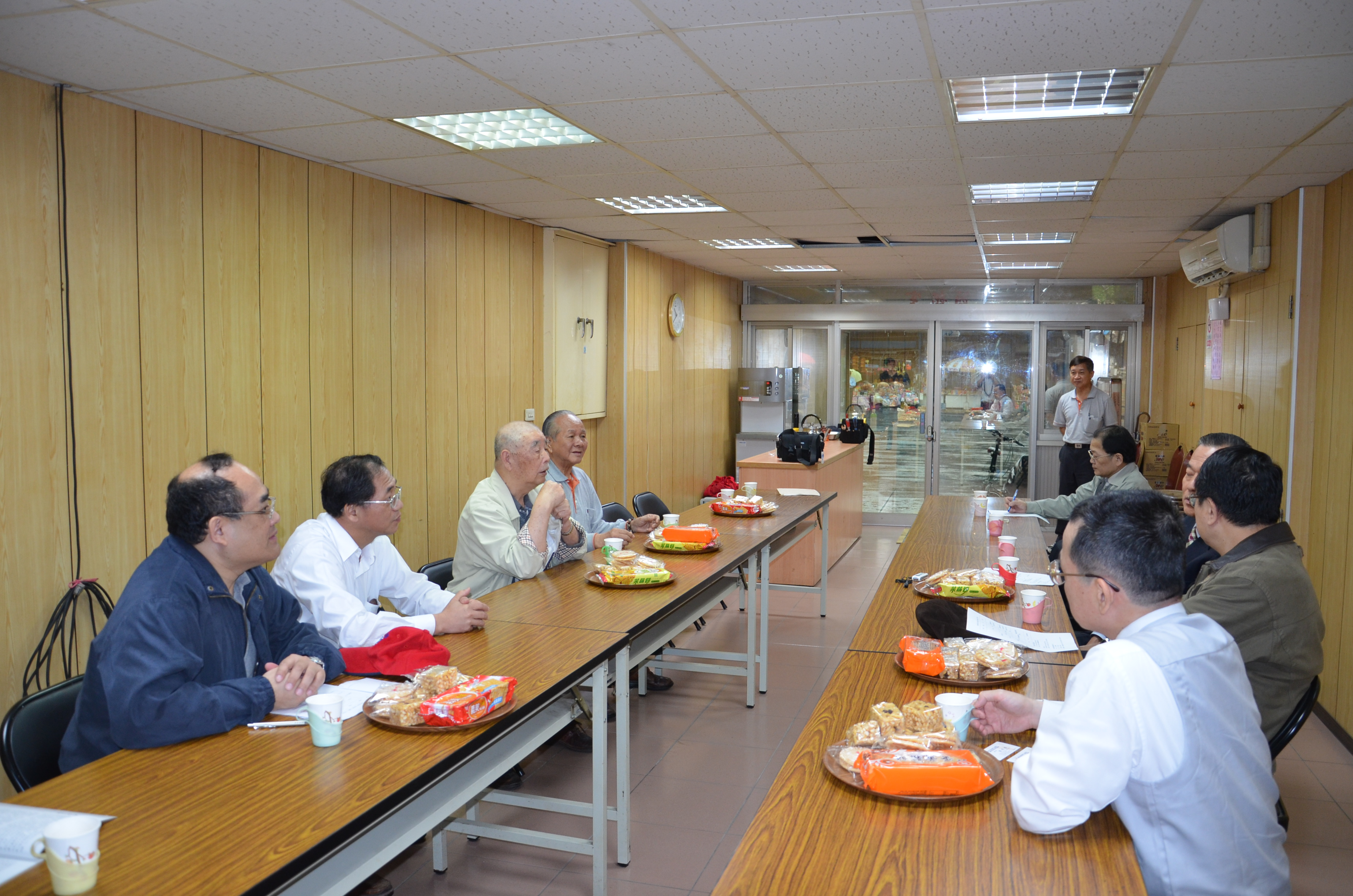 監察委員李炳南、余騰芳、周陽山（畫面右方）、本館張館長鴻銘、黃組長宏森、耆老陳竹林、陳清川先生（畫面左方）於關渡宮簡報室座談
