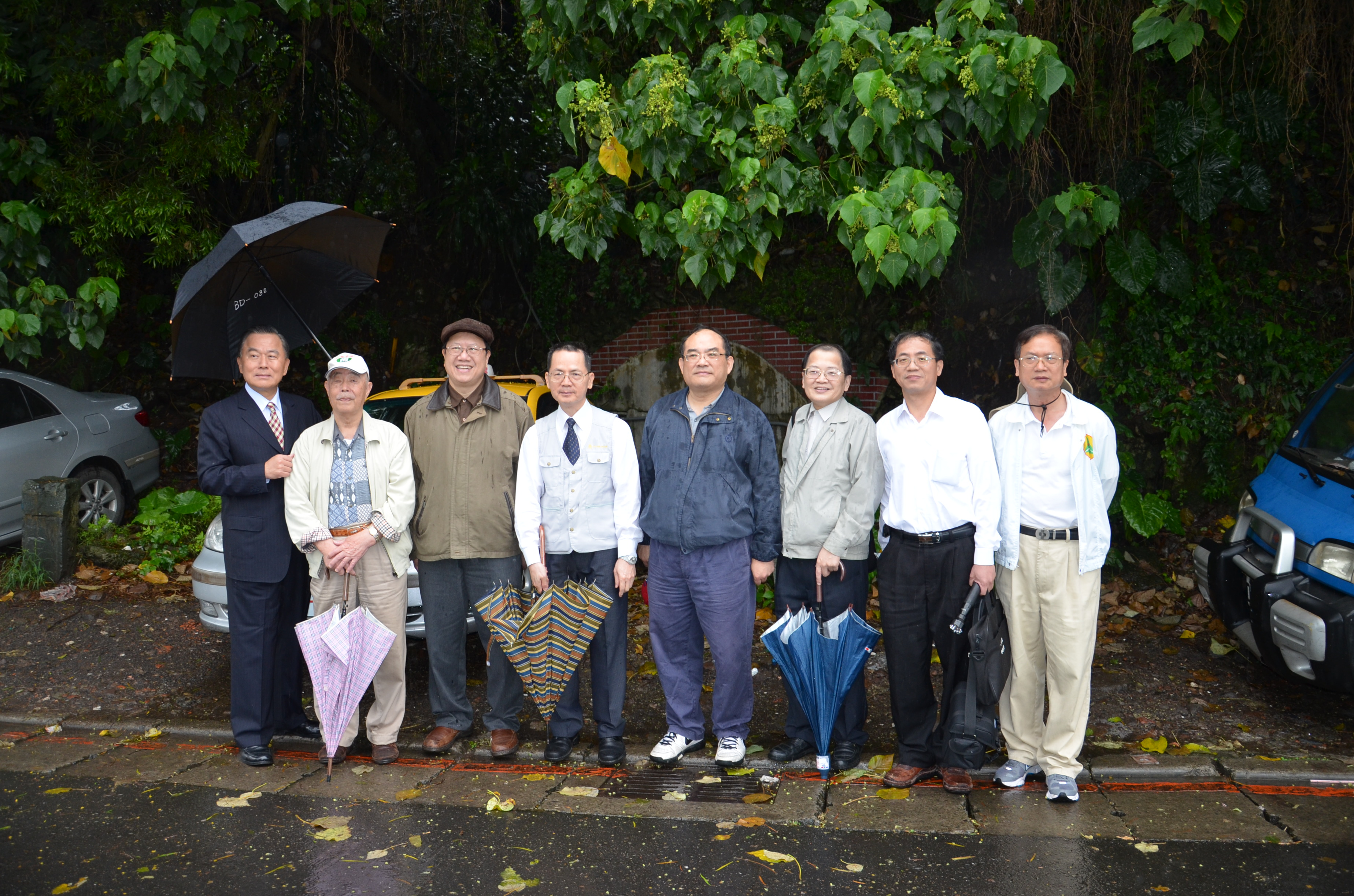 本館張館長鴻銘（右4）監察委員李炳南（左4）、余騰芳（左1）、周陽山（左3）、陳竹林先生（左2）、黃組長宏森（右2）、李專門委員西勳（右1）於「格納壕」遺跡2前合影