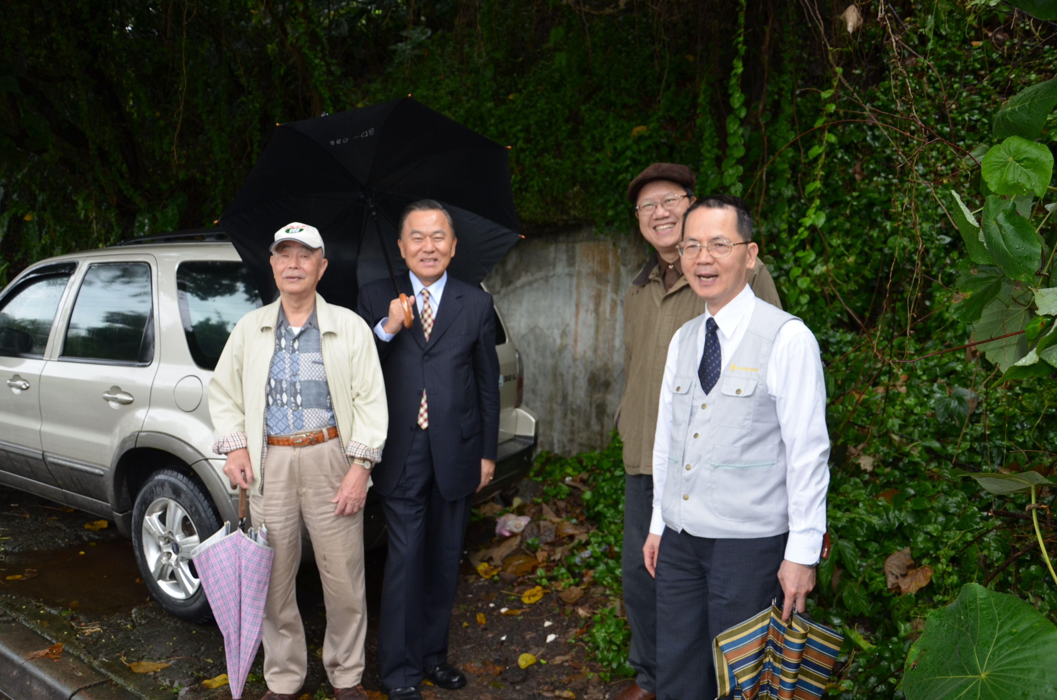 監察委員李炳南（右1）、余騰芳（左2）、周陽山（右2）、陳竹林先生（左1）於「格納壕」遺跡3前合影