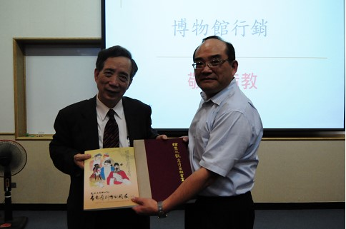 本館張館長鴻銘(右)致送黃光男博士(左)紀念品