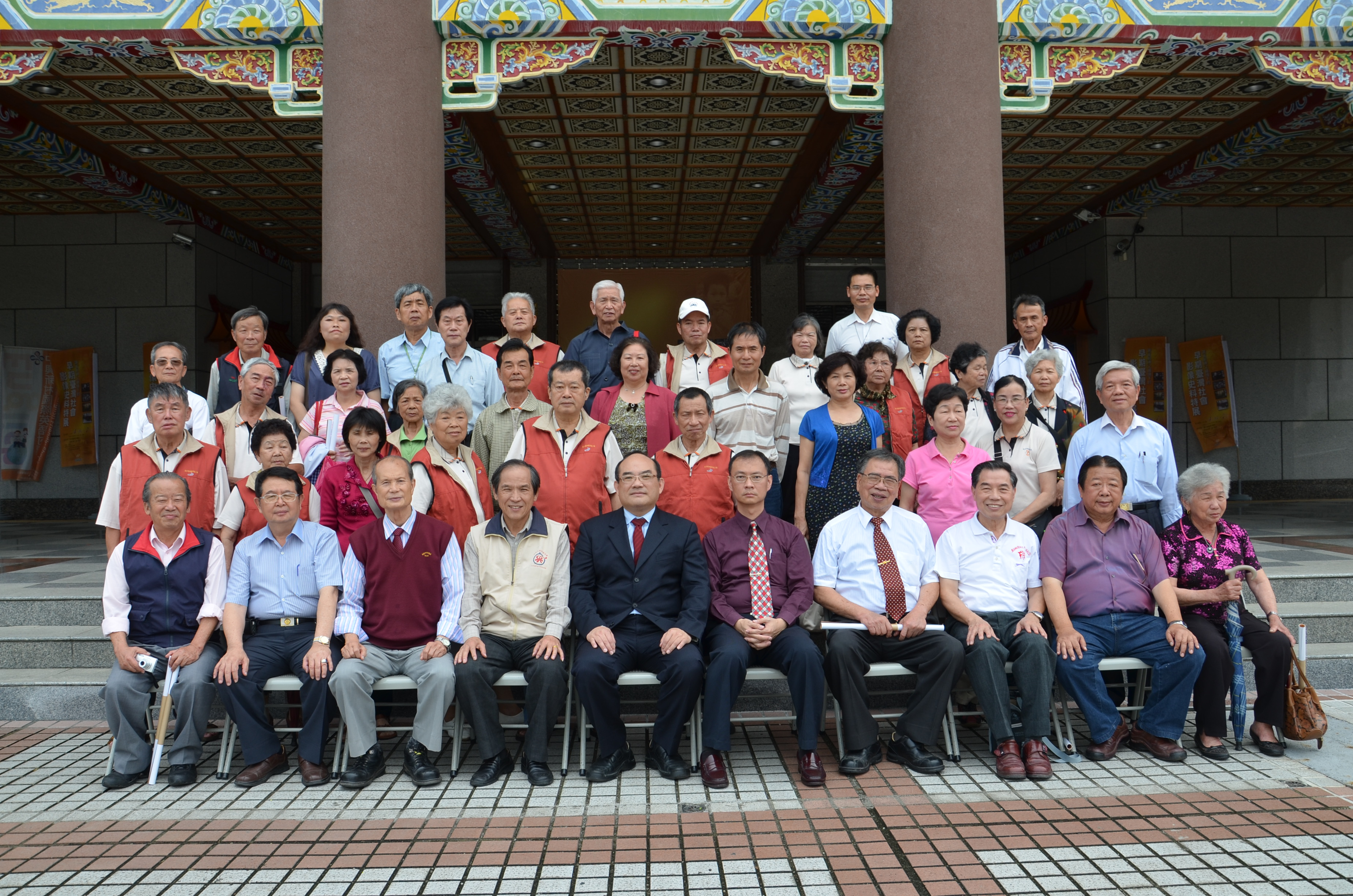 張館長(左5)與合辦單位合影