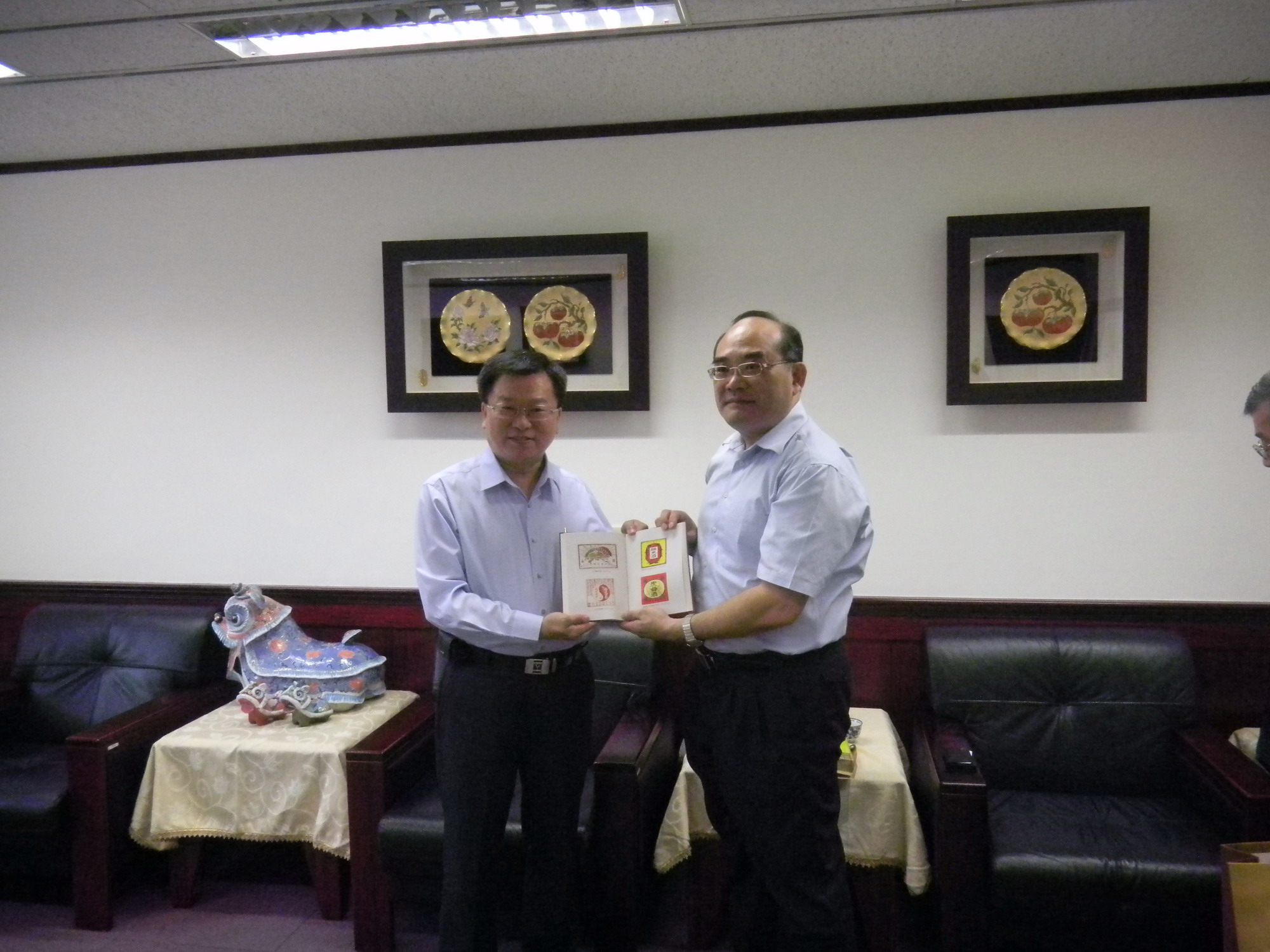 張館長鴻銘(右)回贈出版品予農訓協會王秘書長志文