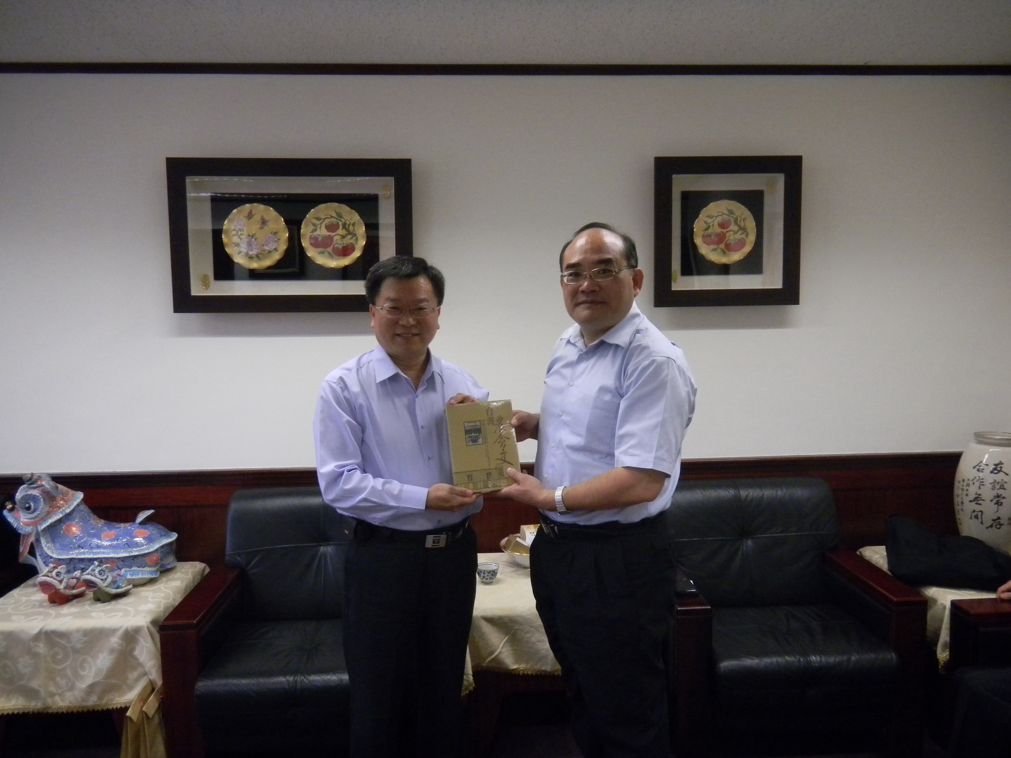 農訓協會王秘書長志文(左)贈送《臺灣農會史》予本館典藏