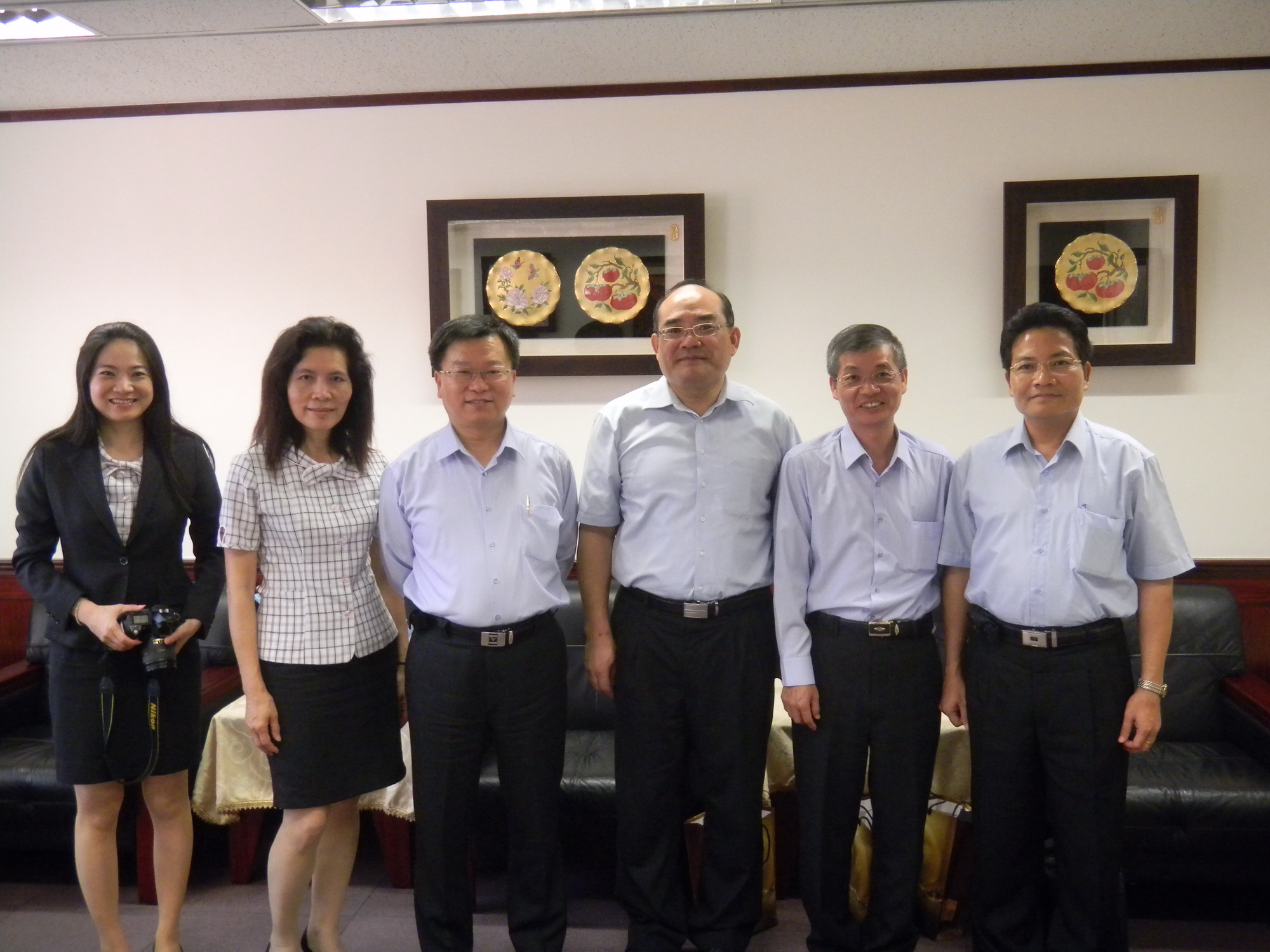 張館長鴻銘(右三)與農訓協會人員合影