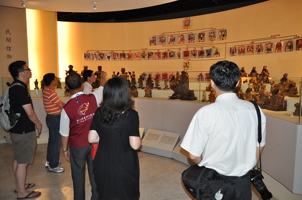 廈門市社會科學界聯合會參訪團參觀本館民俗文物展示