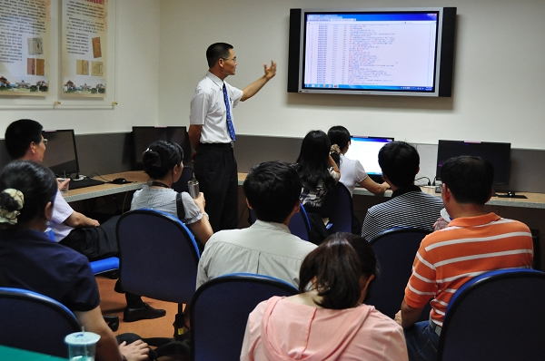 劉副館長澤民向參訪團解說本館檔案數位化成果及資料庫應用方式